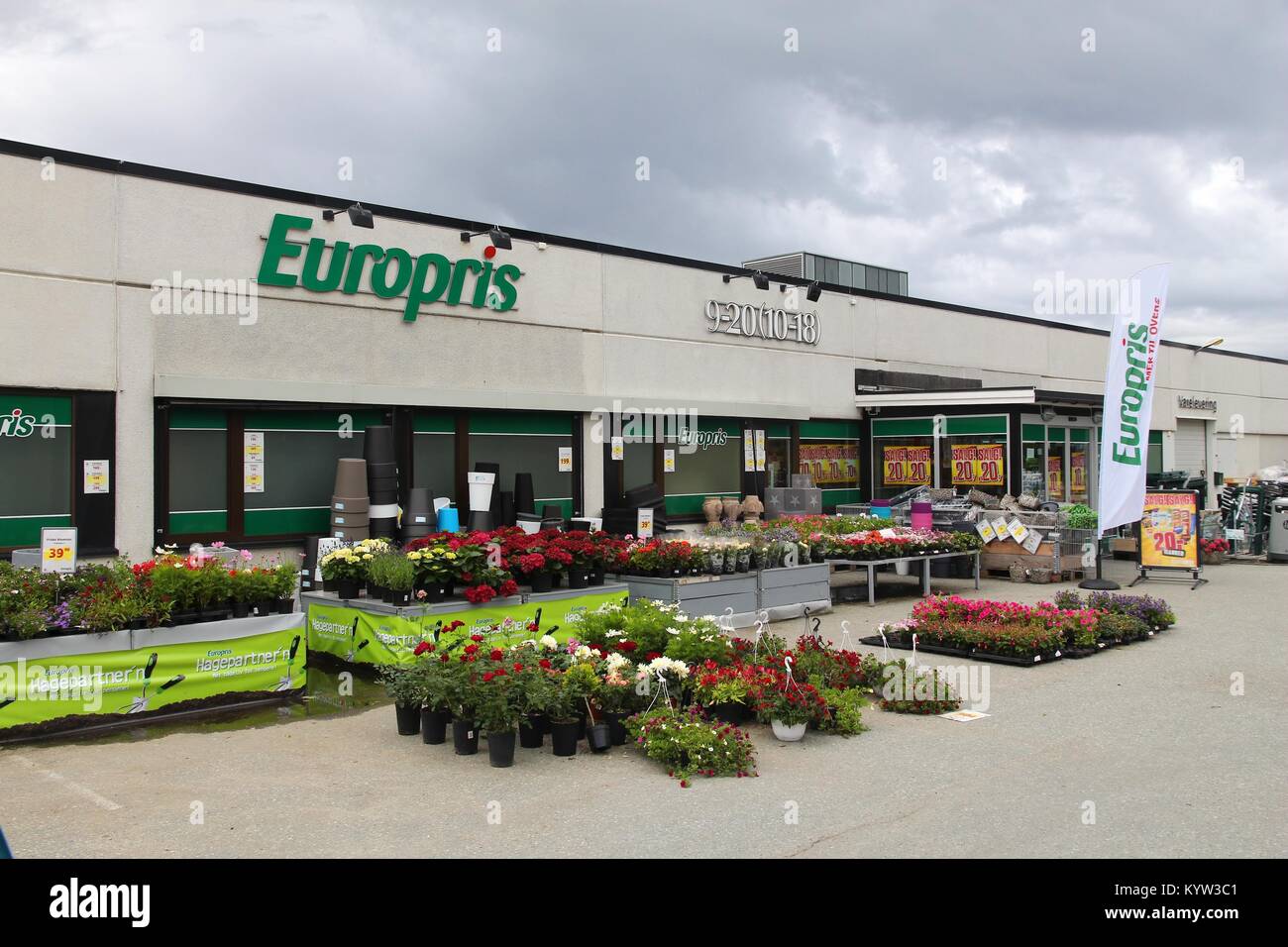 HEMNE, NORWAY - JULY 21, 2015: Europris supermarket in Hemne, Norway ...