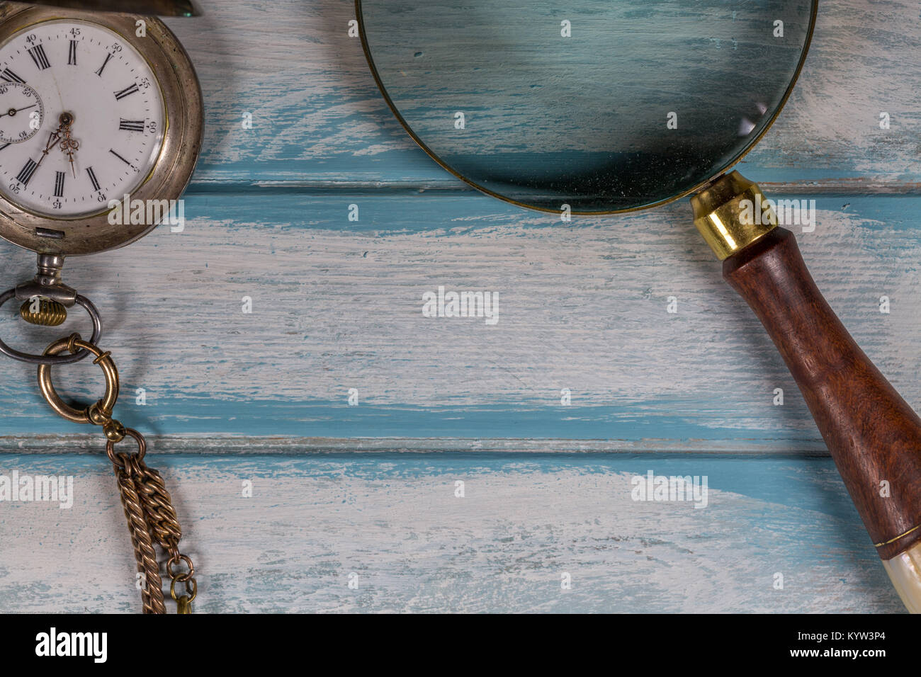 Clock magnifying glass hires stock photography and images Alamy