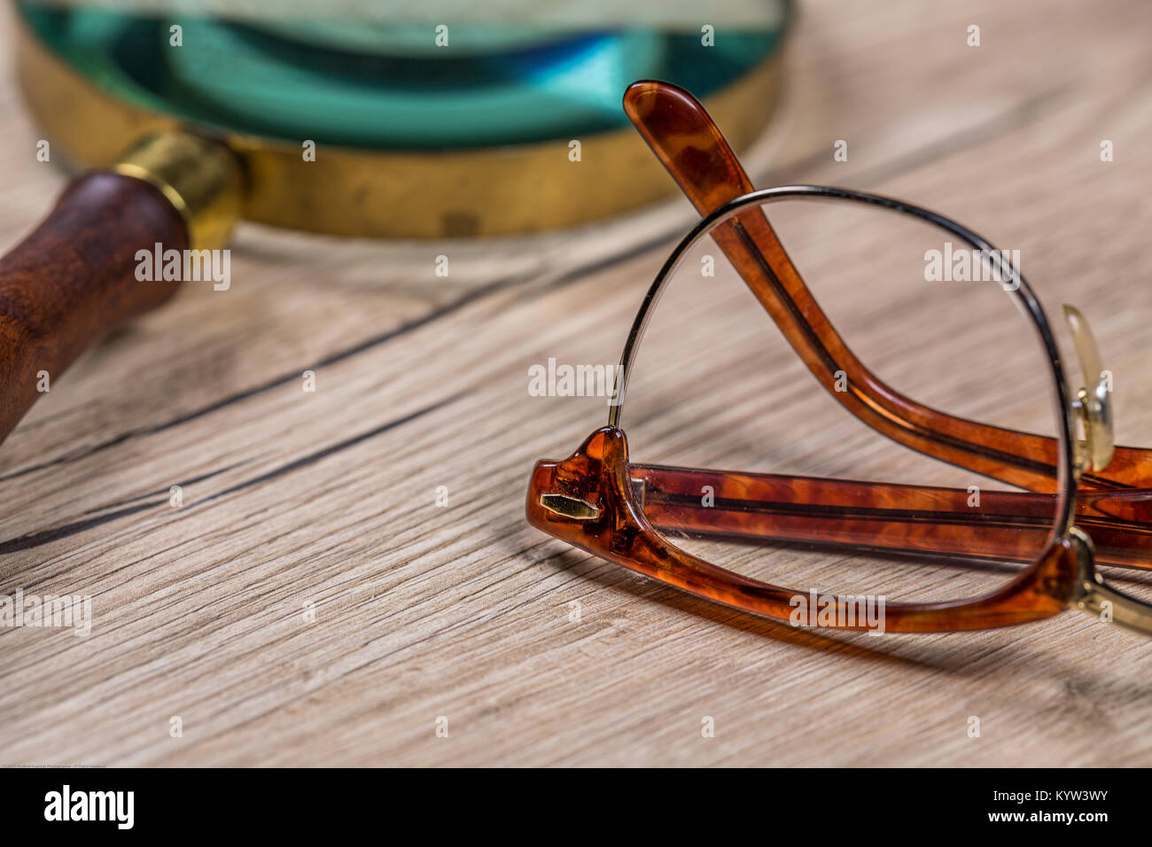 Magnifying eyeglasses hi-res stock photography and images - Page 5