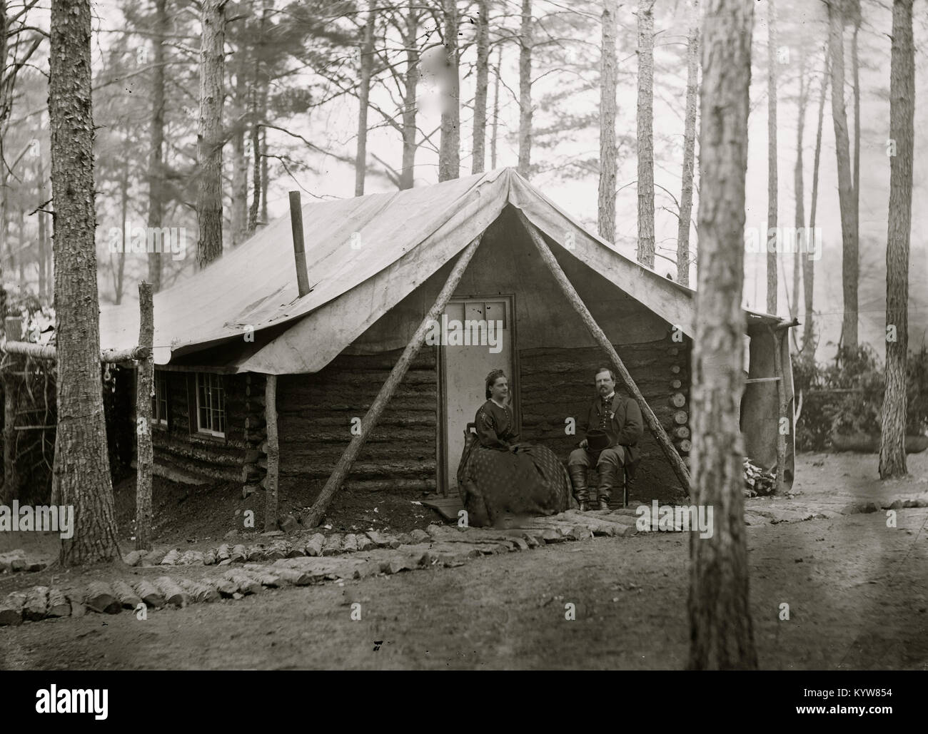 Brandy Station, Virginia. Col. John R. Coxe, A.C.S., and lady seated before his log-cabin winter quarters at Army of the Potomac headquarters Stock Photo