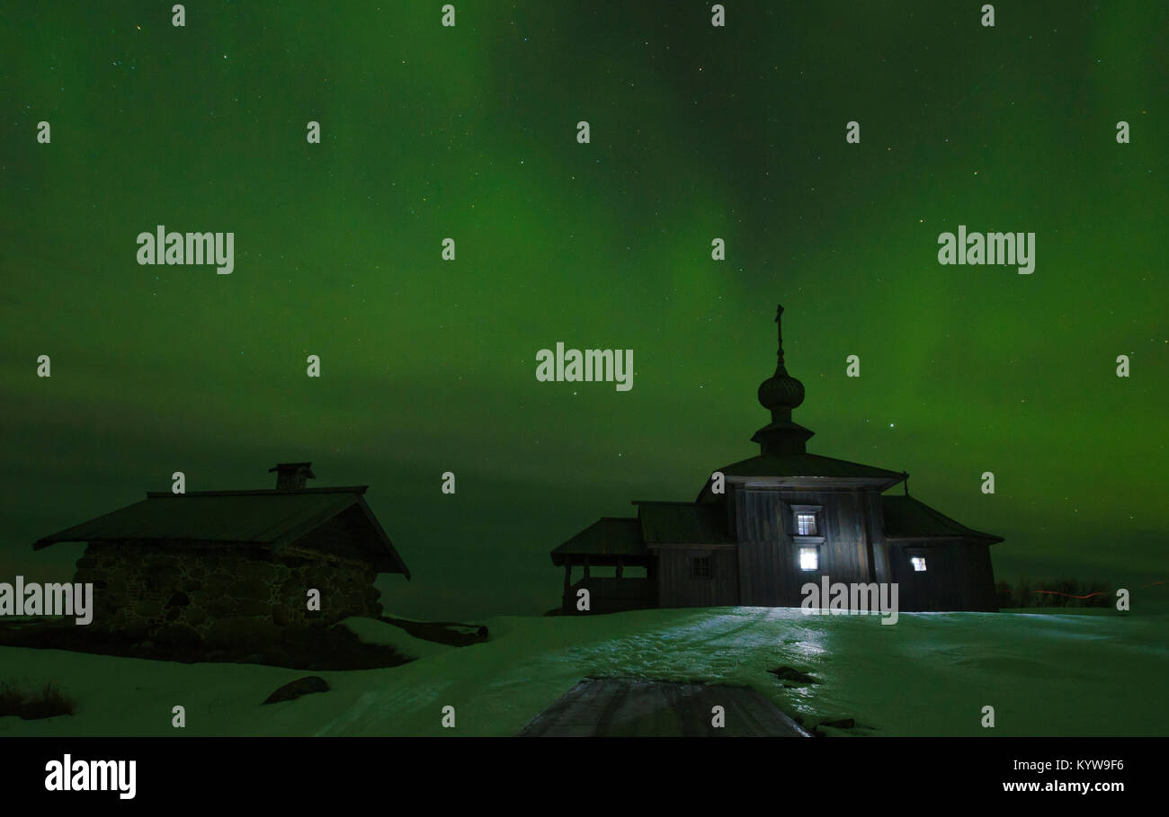 Polar lights above the temple. Russia, Arkhangelsk region, Primorsky district, Solovki Stock Photo