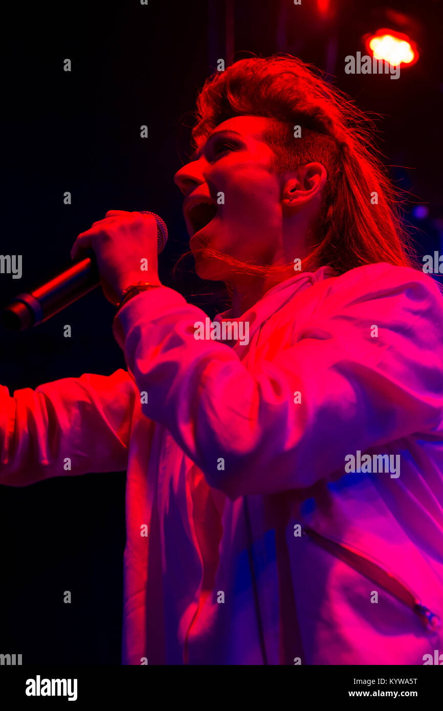 Shara Singer New York, NY - January 11, 2018: My Brightest Diamond with singer Shara ...