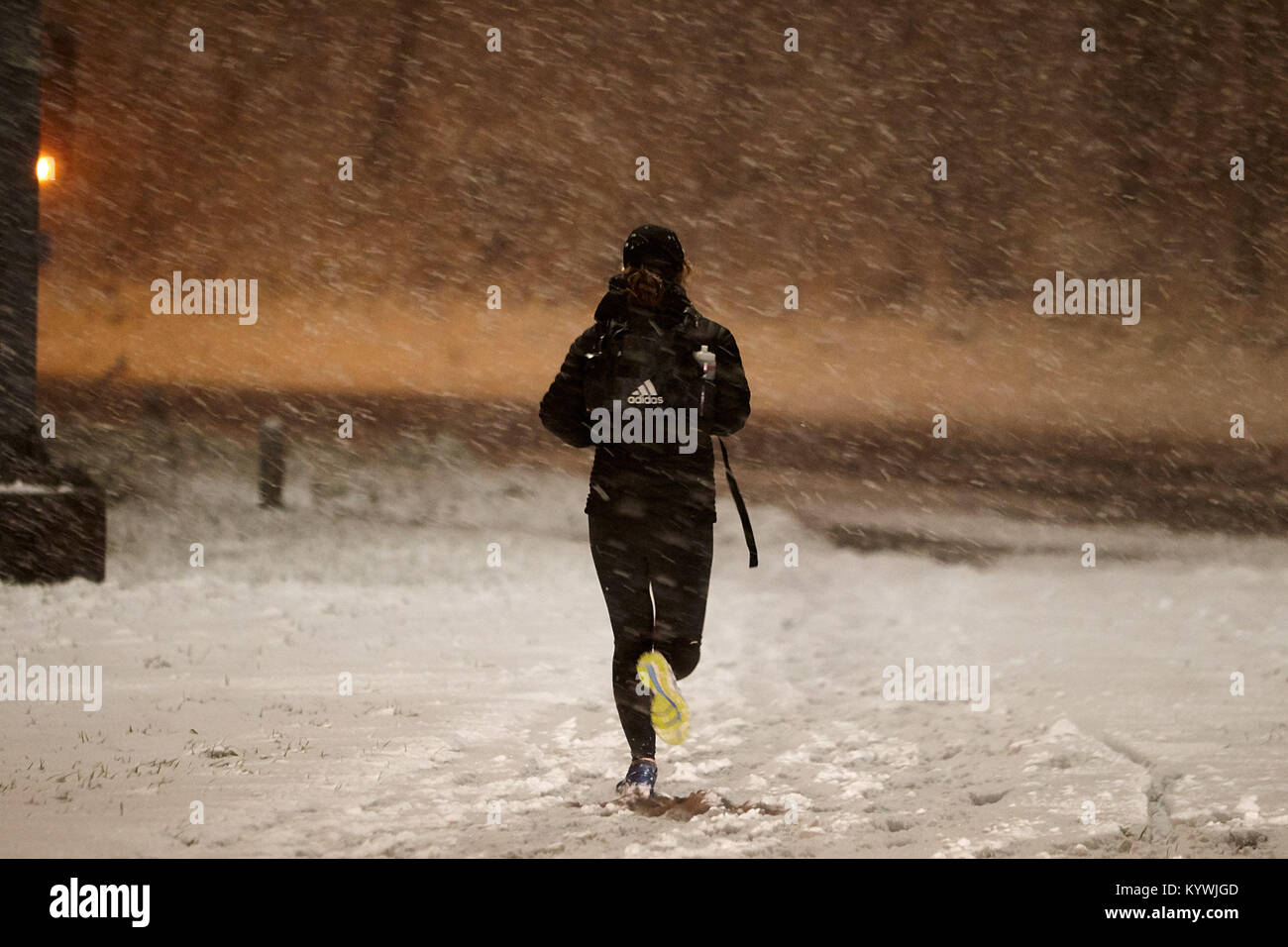 Newtownabbey, Northern, Ireland. 16th Jan, 2018. woman out running during amber weather warning as heavy snowfall starts to cover Newtownabbey outside Belfast, Northern Ireland, 16th January 2018 Credit: Radharc Images/Alamy Live News Stock Photo