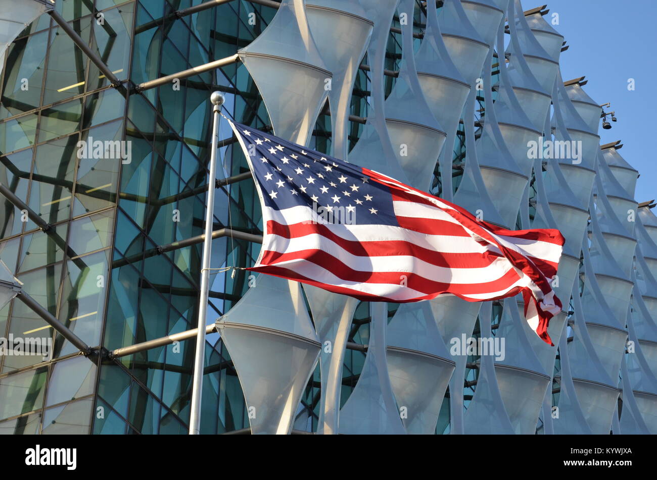 London, UK. 16th Jan, 2018. The new US Embassy in London opens to the public. 3pm, 16 January 2018. Nine Elms, Battersea, London, United Kingdom Credit: Robert Smith/Alamy Live News Stock Photo