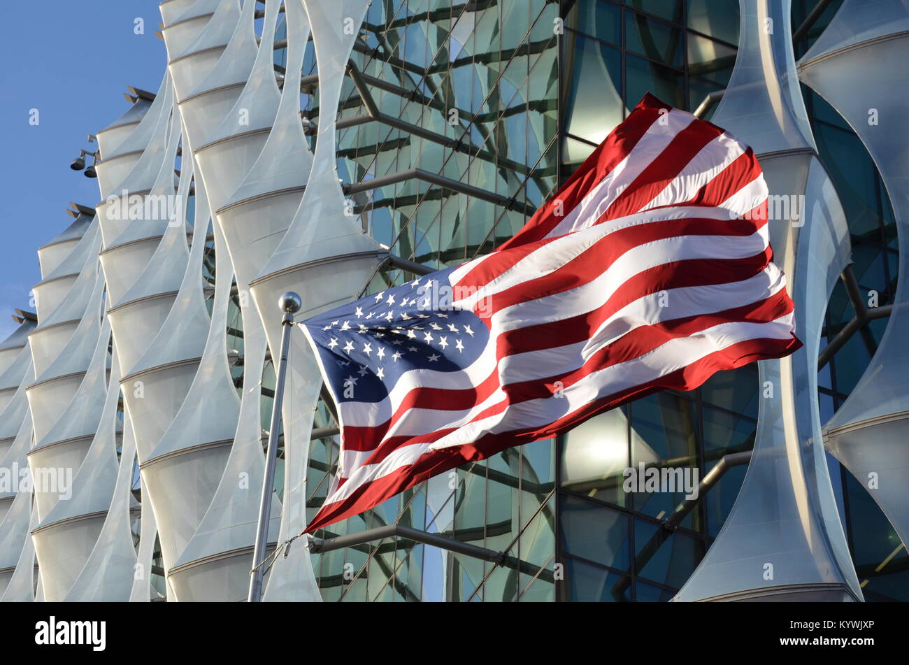 London, UK. 16th Jan, 2018. The new US Embassy in London opens to the public. 3pm, 16 January 2018. Nine Elms, Battersea, London, United Kingdom Credit: Robert Smith/Alamy Live News Stock Photo
