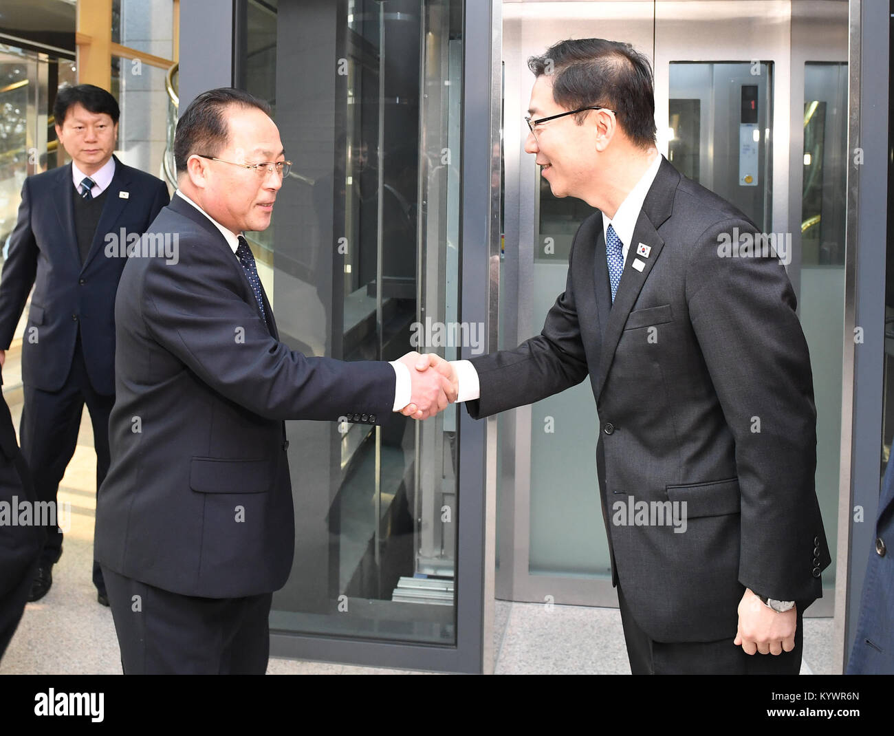 (180117) -- SEOUL, Jan. 17, 2018 (Xinhua) -- Chun Hae-sung (R), vice unification minister of South Korea, shakes hands with Jon Jong Su, vice chairman of the Committee for the Peaceful Reunification of the Fatherland of the Democratic People's Republic of Korea (DPRK), at the truce village of Panmunjom, Jan. 17, 2018. Working-level talks between South Korea and DPRK were underway Wednesday at the truce village of Panmunjom to discuss the DPRK's dispatch of athletes to the South Korea-hosted Winter Olympics, Seoul's Unification Ministry said. (Xinhua/South Korean Unification Ministry) (psw) Stock Photo
