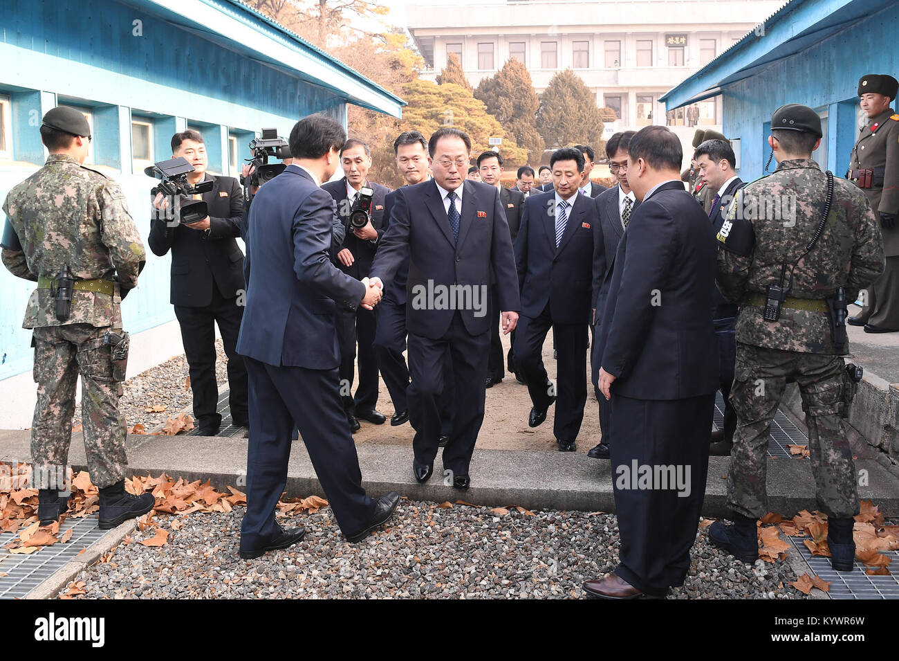 Seoul, Panmunjom, South Korea. 17th Jan, 2018. Jon Jong Su(C), vice chairman of the Committee for the Peaceful Reunification of the Fatherland of the Democratic People's Republic of Korea (DPRK), arrives for talks at the truce village of Panmunjom, Jan. 17, 2018. Working-level talks between South Korea and DPRK were underway Wednesday at the truce village of Panmunjom to discuss the DPRK's dispatch of athletes to the South Korea-hosted Winter Olympics, Seoul's Unification Ministry said. Credit: South Korean Unification Ministry/Xinhua/Alamy Live News Stock Photo