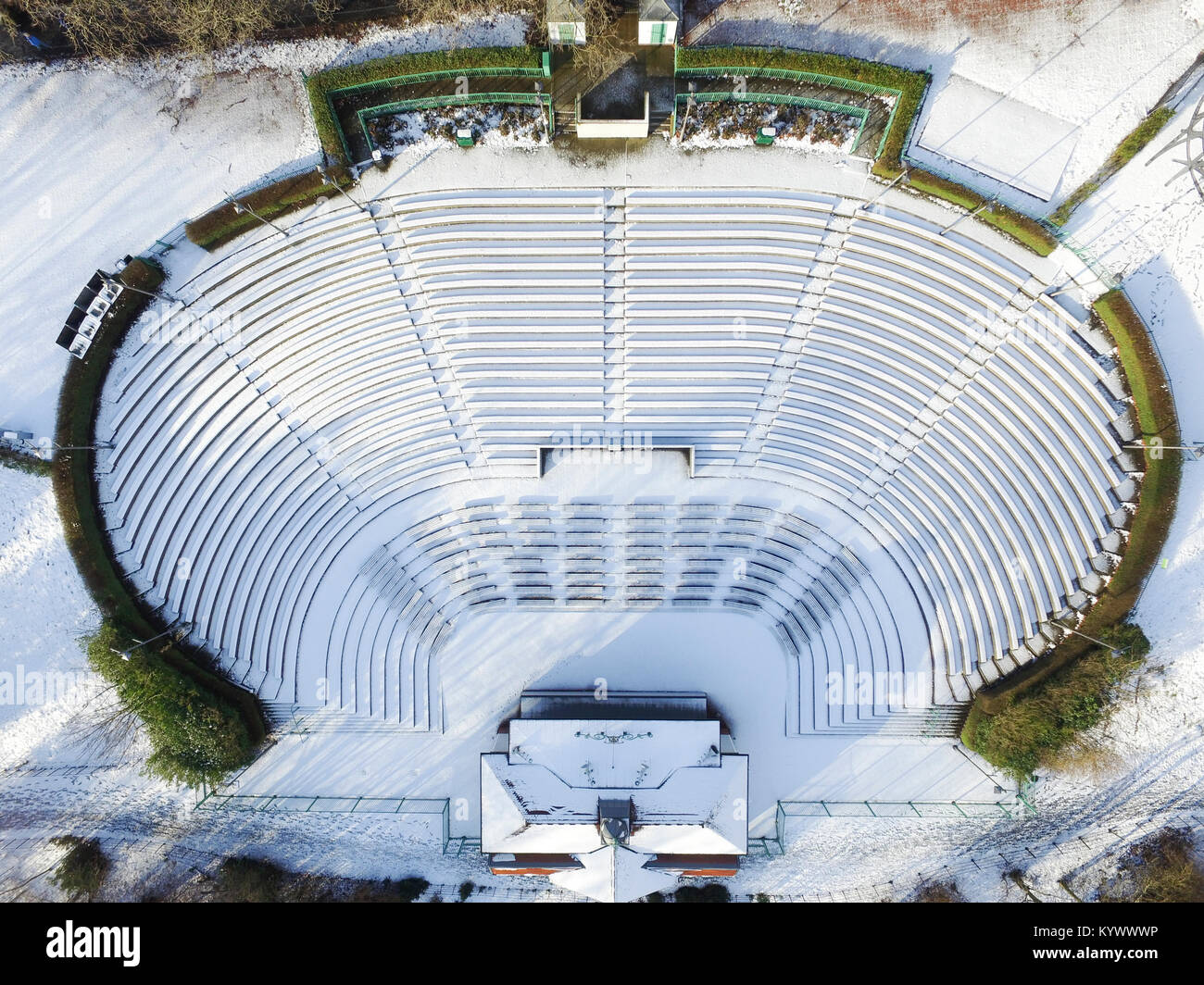 Glasgow UK 17 January 2018. Sunshine and heavy snow cover in Kelvingrove Park. Drone view of Kelvingrove Bandstand and amphitheatre. Credit Alan Oliver / Alamy Live News Stock Photo