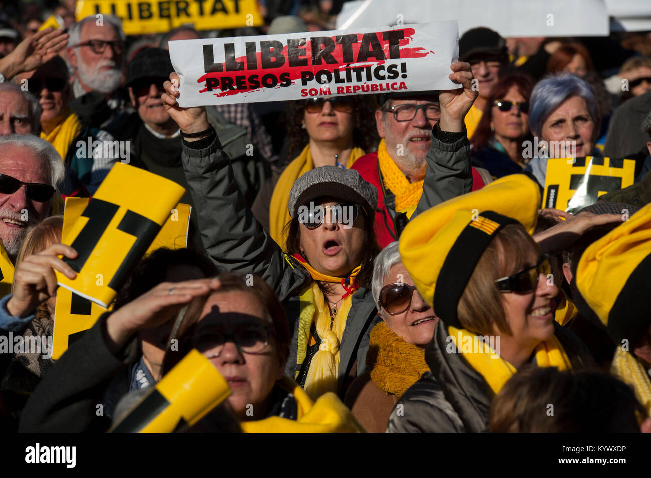 Barcelona, Spain. 17th January, 2018. People gather outside the Catalan parliament during a parliamentary session in Barcelona. A new Catalan parliament meets after a failed attempt at secession last year and amid imminent questions about the role played by fugitive politicians and imprisoned in the separatist majority of the chamber. Credit: Charlie Perez/Alamy Live News Stock Photo