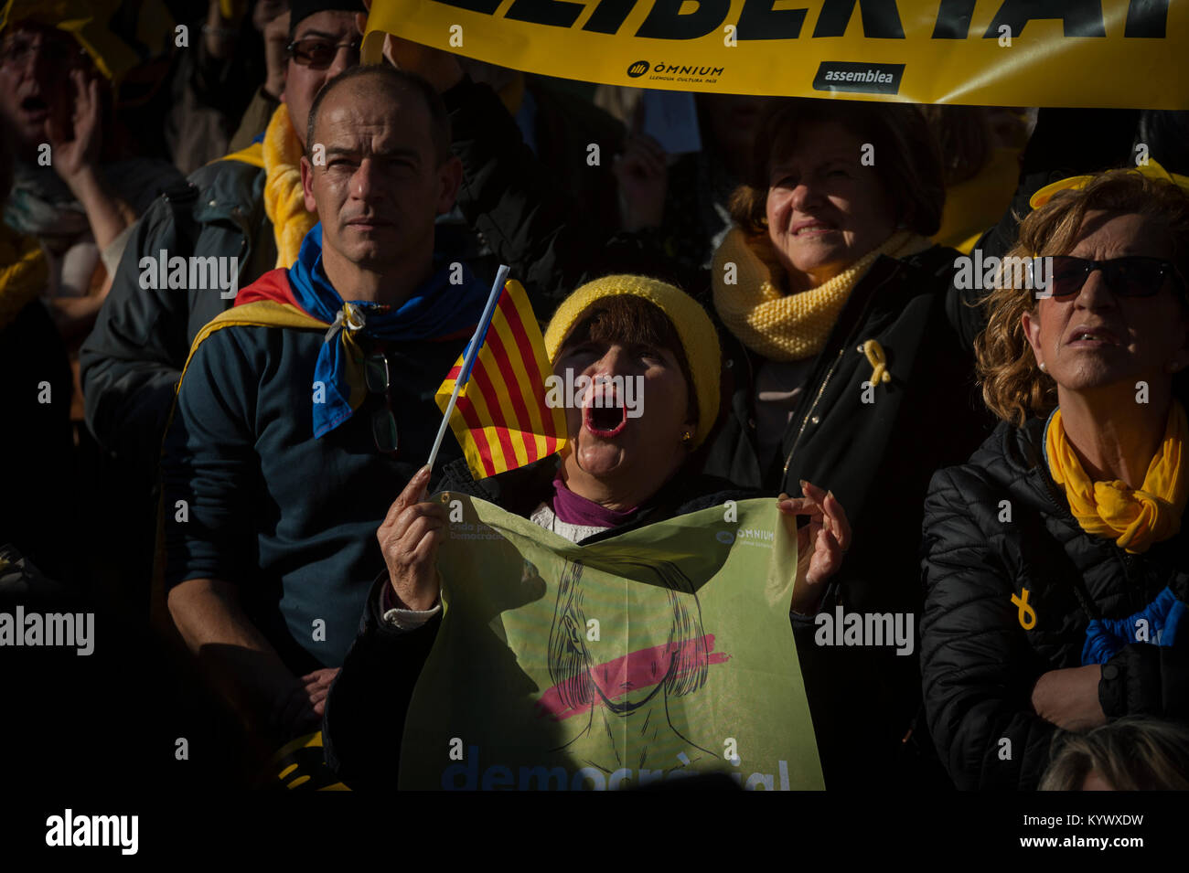 Barcelona, Spain. 17th January, 2018. People gather outside the Catalan parliament during a parliamentary session in Barcelona. A new Catalan parliament meets after a failed attempt at secession last year and amid imminent questions about the role played by fugitive politicians and imprisoned in the separatist majority of the chamber. Credit: Charlie Perez/Alamy Live News Stock Photo