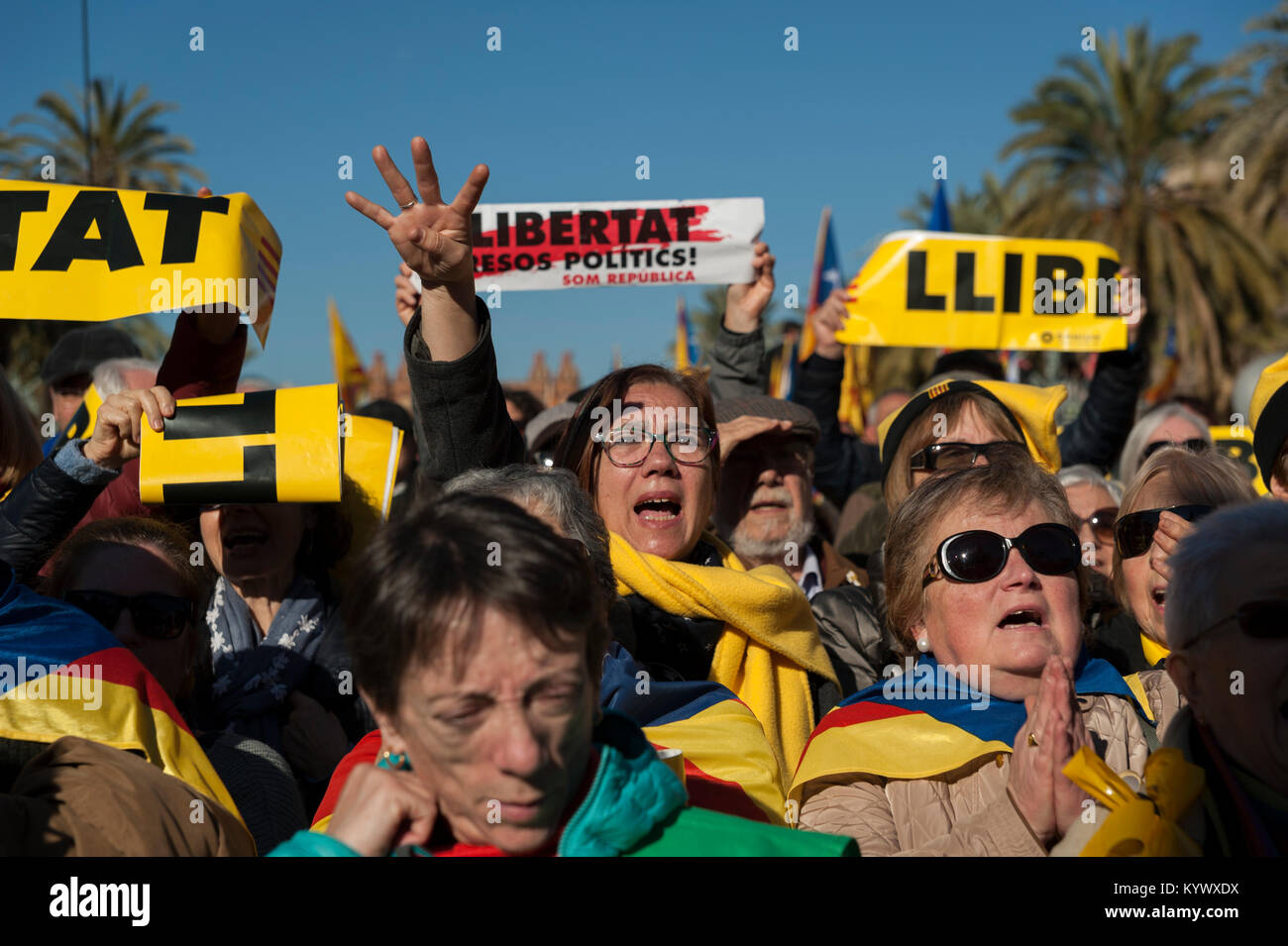 Barcelona, Spain. 17th January, 2018. People gather outside the Catalan parliament during a parliamentary session in Barcelona. A new Catalan parliament meets after a failed attempt at secession last year and amid imminent questions about the role played by fugitive politicians and imprisoned in the separatist majority of the chamber. Credit: Charlie Perez/Alamy Live News Stock Photo