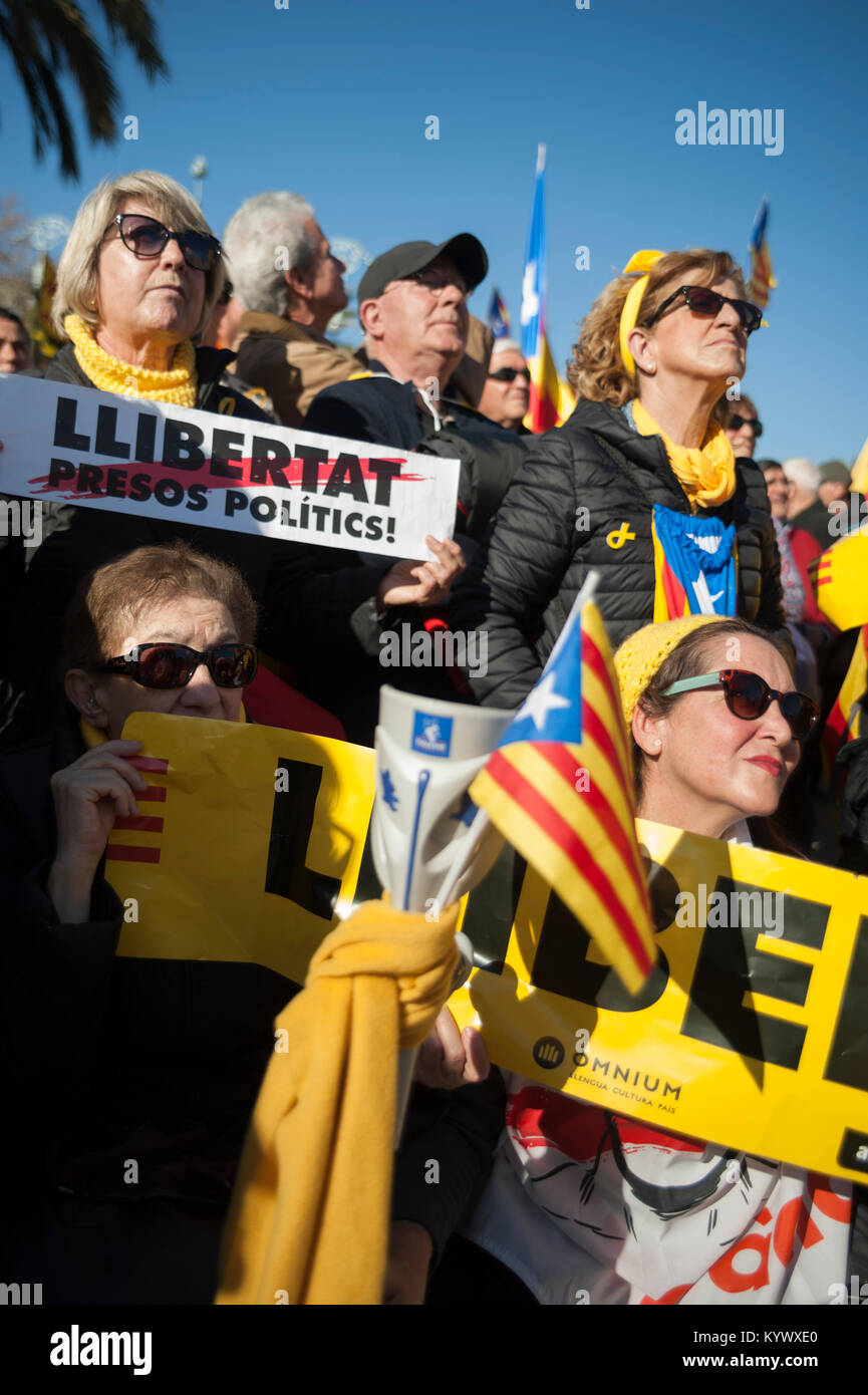 Barcelona, Spain. 17th January, 2018. People gather outside the Catalan parliament during a parliamentary session in Barcelona. A new Catalan parliament meets after a failed attempt at secession last year and amid imminent questions about the role played by fugitive politicians and imprisoned in the separatist majority of the chamber. Credit: Charlie Perez/Alamy Live News Stock Photo