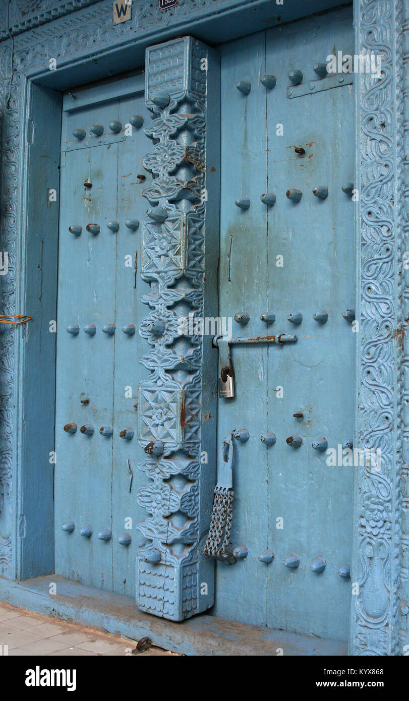 East african wood carving hi-res stock photography and images - Alamy