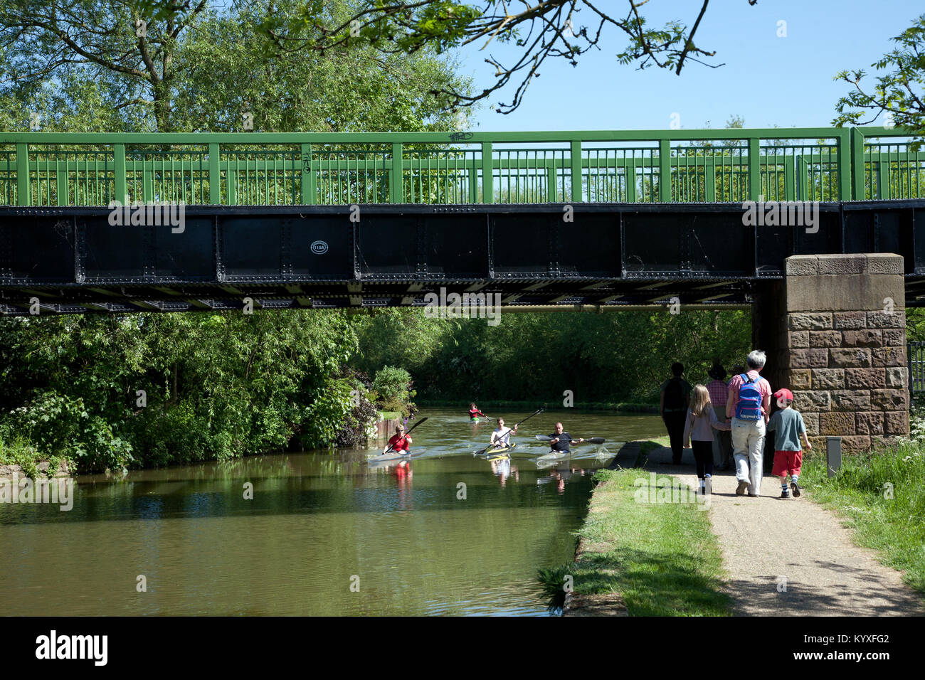 Kayakers on the Grand Union Canal pass beneath the former Leighton Buzzard to Dunstable branch line near Linslade, Bedfordshire, United Kingdom. Stock Photo