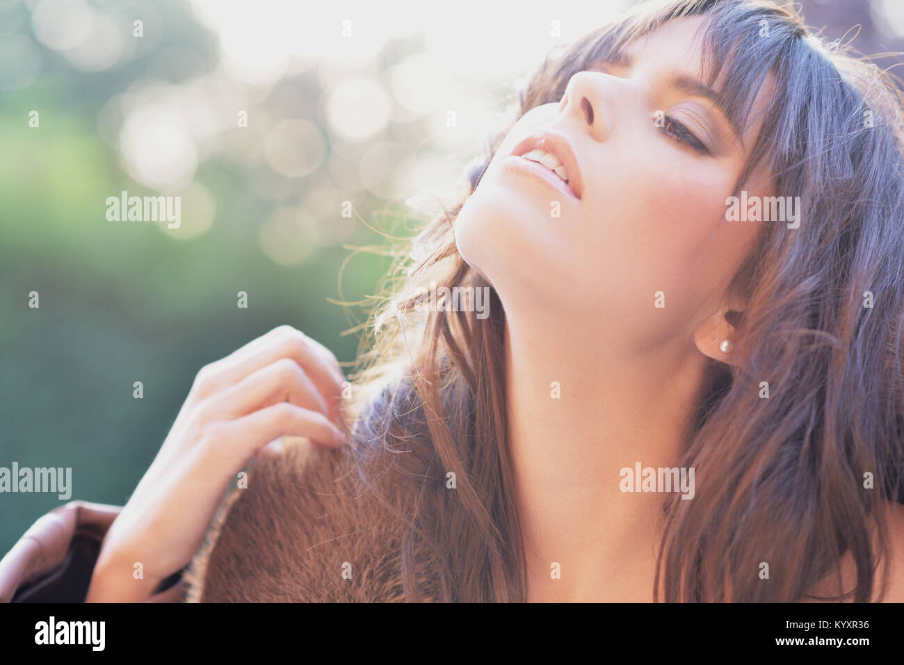 Beauty,Maedchen,Dunkelhaarig,outdoor,Pelz,Jung,Color Stock Photo