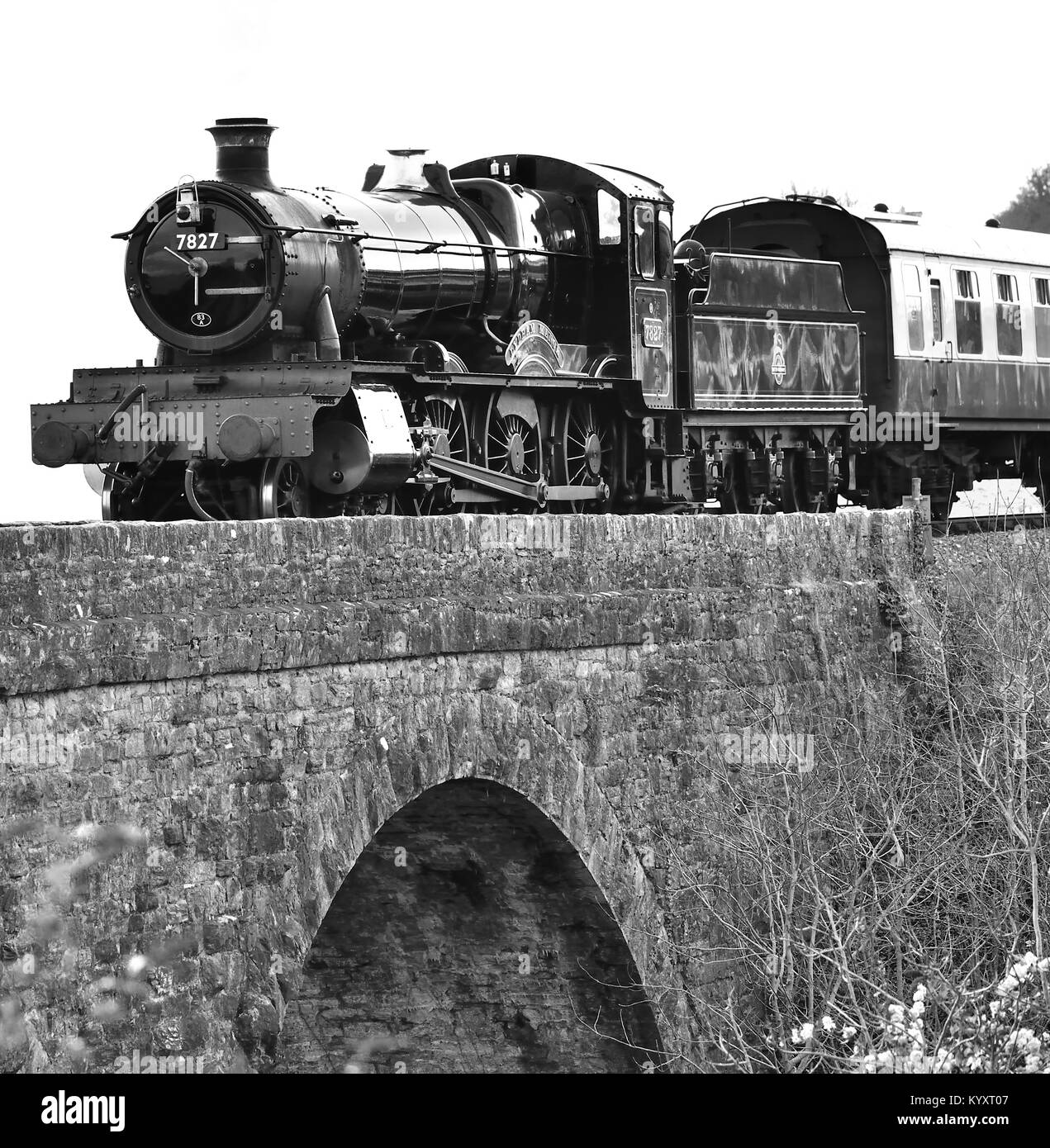 A Dartmouth Steam Railway train crossing Broadsands viaduct, hauled by GWR loco No 7827 Lydham Manor. Stock Photo
