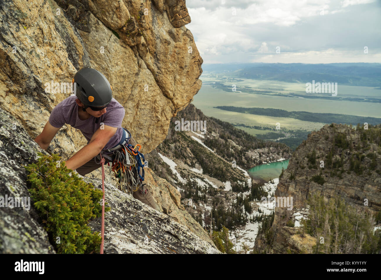 Man rock climbing hi-res stock photography and images - Alamy