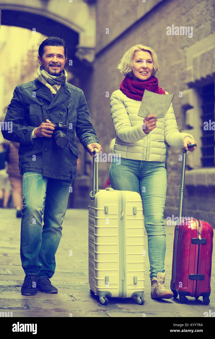 Elderly smiling tourists map hi-res stock photography and images - Alamy