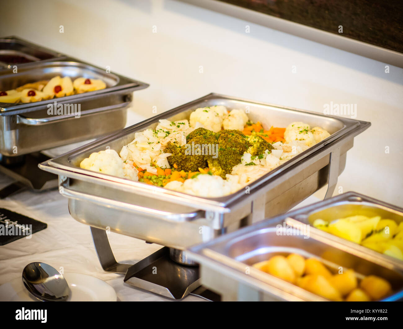 Laboratorium voordeel passagier Warm buffet with Spanish paella and mixed buttered vegetables Stock Photo -  Alamy