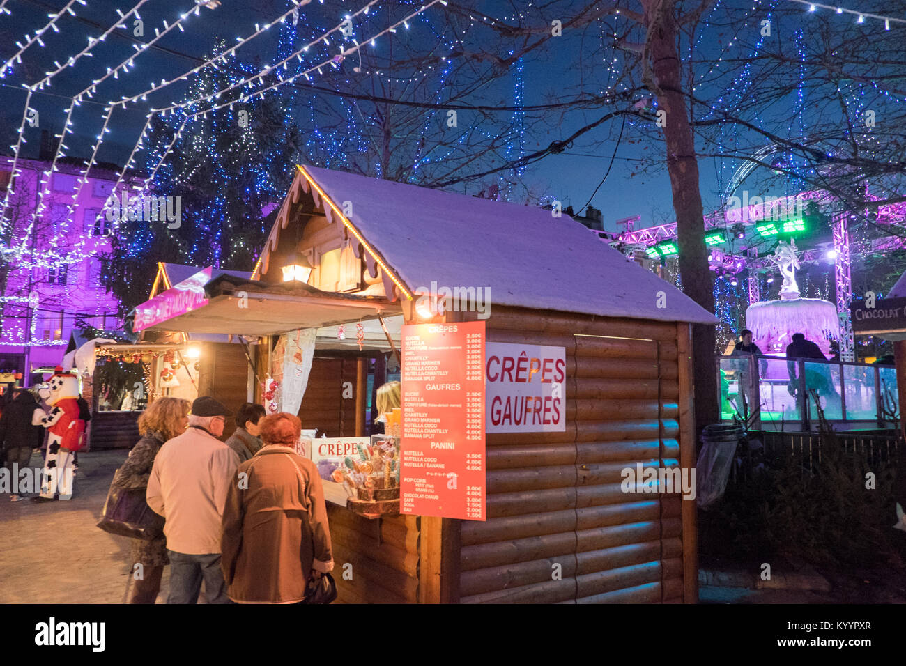 Traditional,Christmas,Market,in,centre,of,street,scene,Christmas