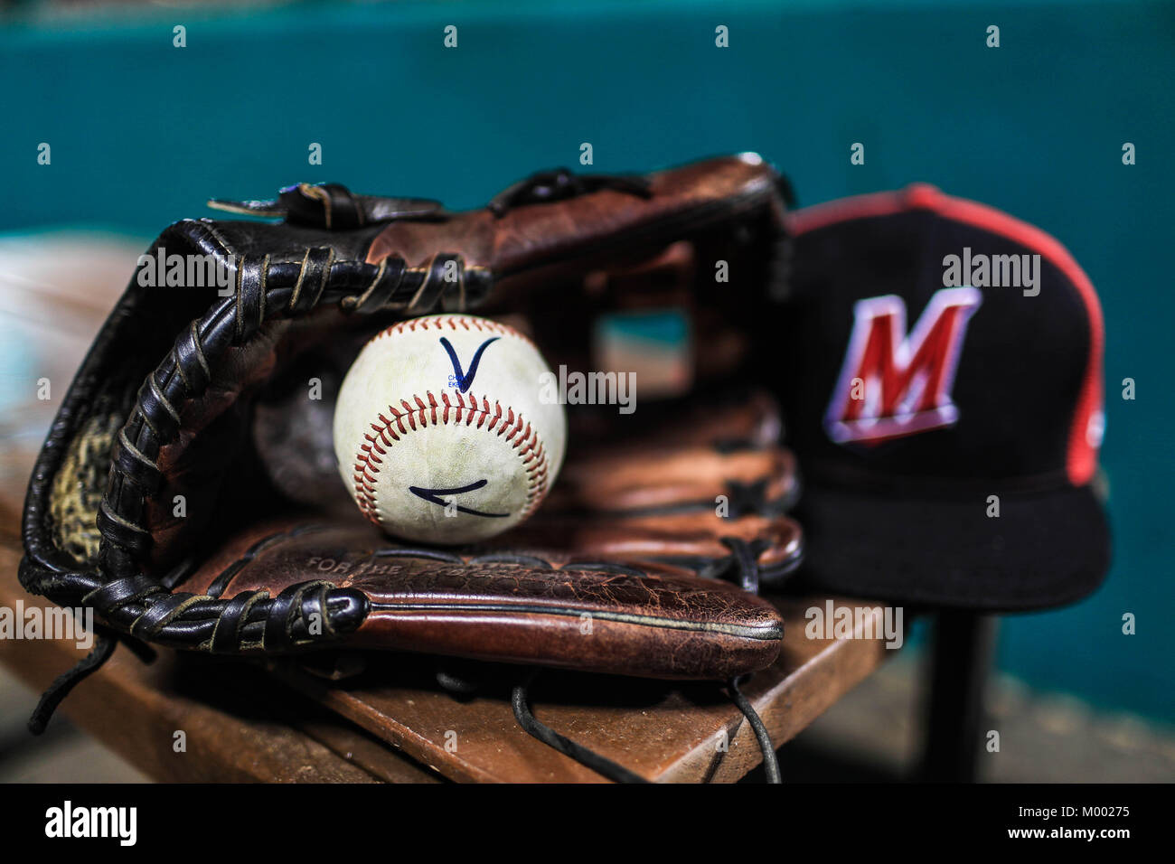 Detalle de gorra de Venados, Gante de beisbol y pelota (Costuras) de Mazatlan, lineup naranjeros , durante las aciones de beisbol de la Liga Mexicana Stock Photo