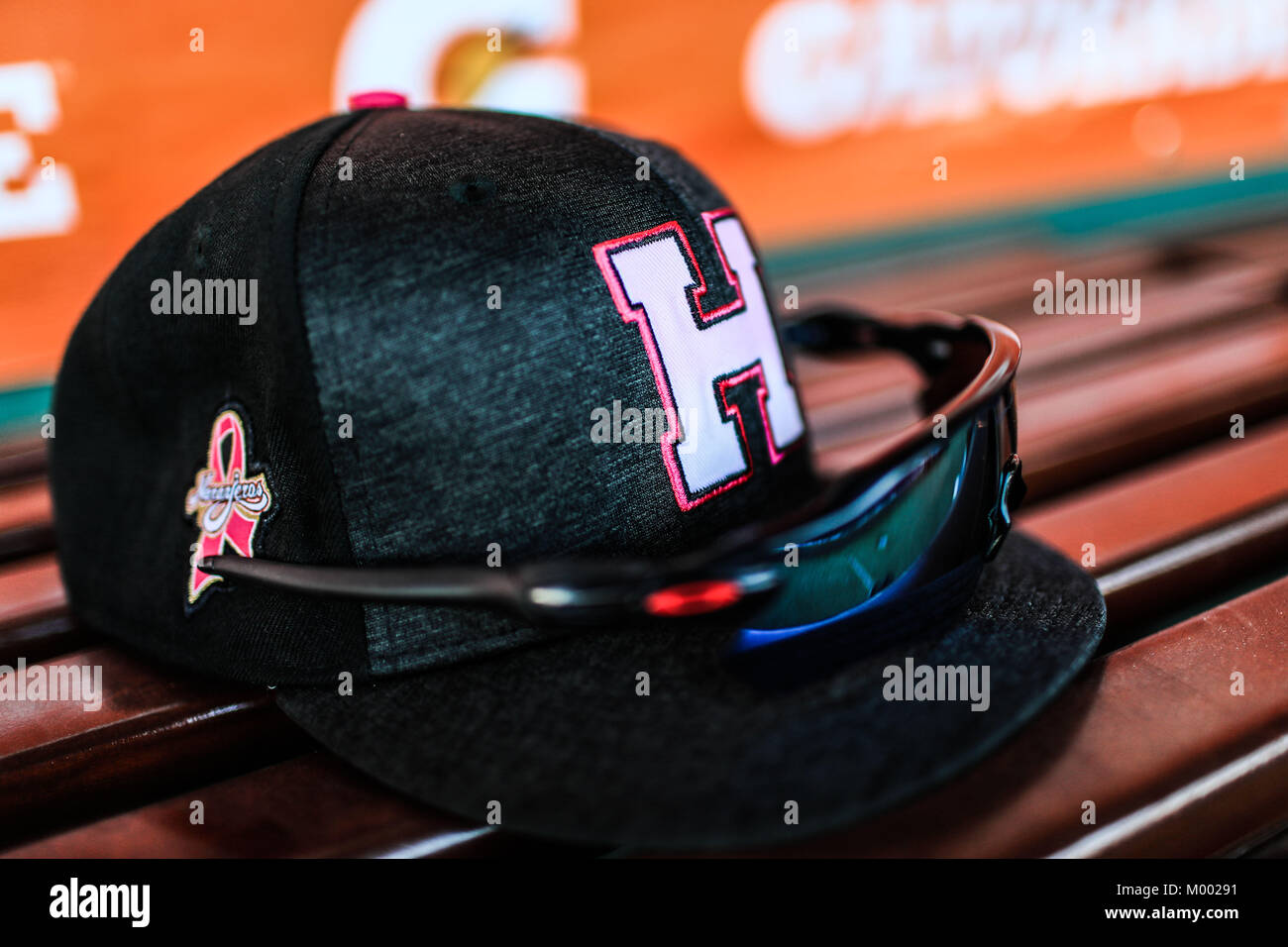 Detalle de gorra rosa de naranjeros y lentes de sol, durante el juego de  beisbol de la Liga Mexicana del Pacifico temporada 2017 2018. Tercer  partido Stock Photo - Alamy