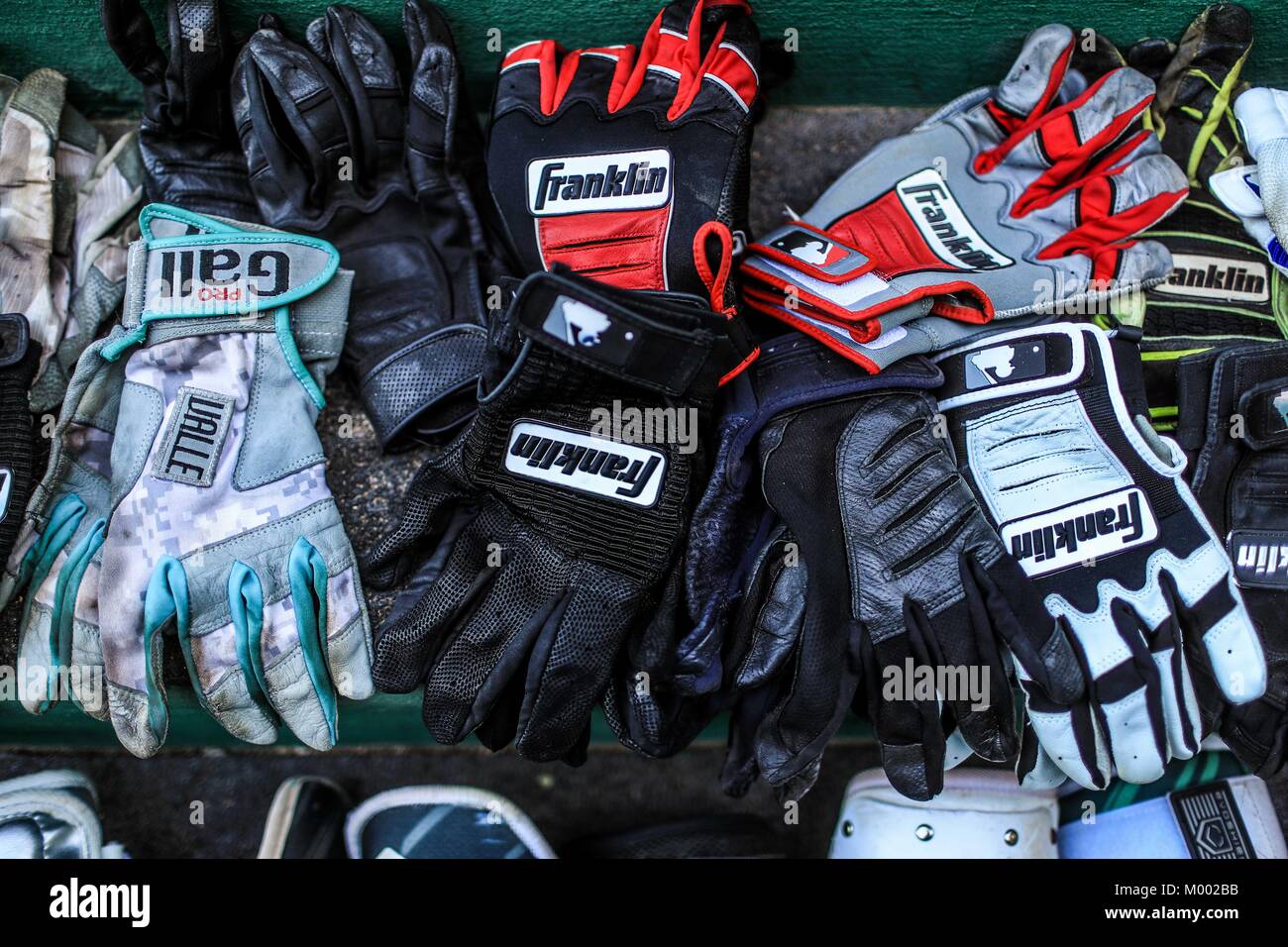 Detalle de cascos, careta de catcher y guantes o guanteletas de beisbol de  los cañeros, durante el juego de beisbol de la Liga Mexicana del Pacifico c  Stock Photo - Alamy