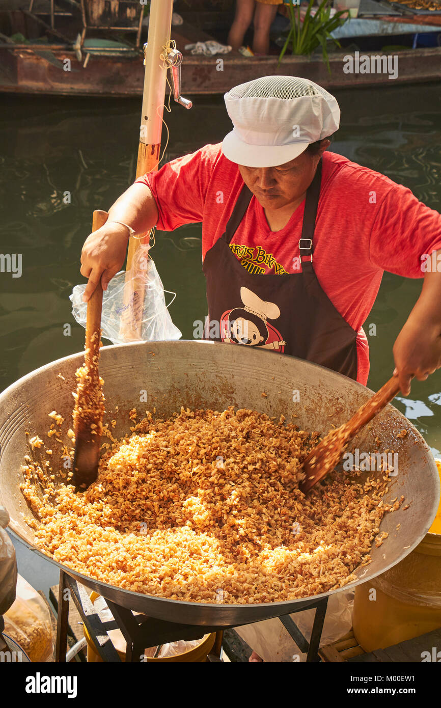 https://c8.alamy.com/comp/M00EW1/a-food-vendor-cooking-with-a-giant-wok-at-the-taling-chan-floating-M00EW1.jpg