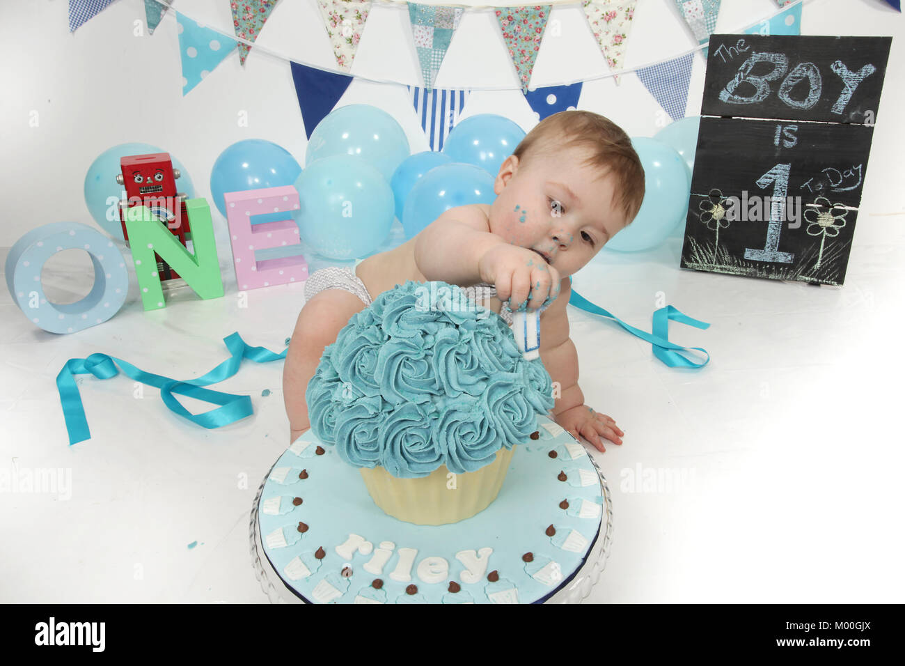 Buy the 1st year blue bear cake for your baby's first birthday. Send this  attractive blue teddy bear birthday cake to your friends and family members  as a gift.