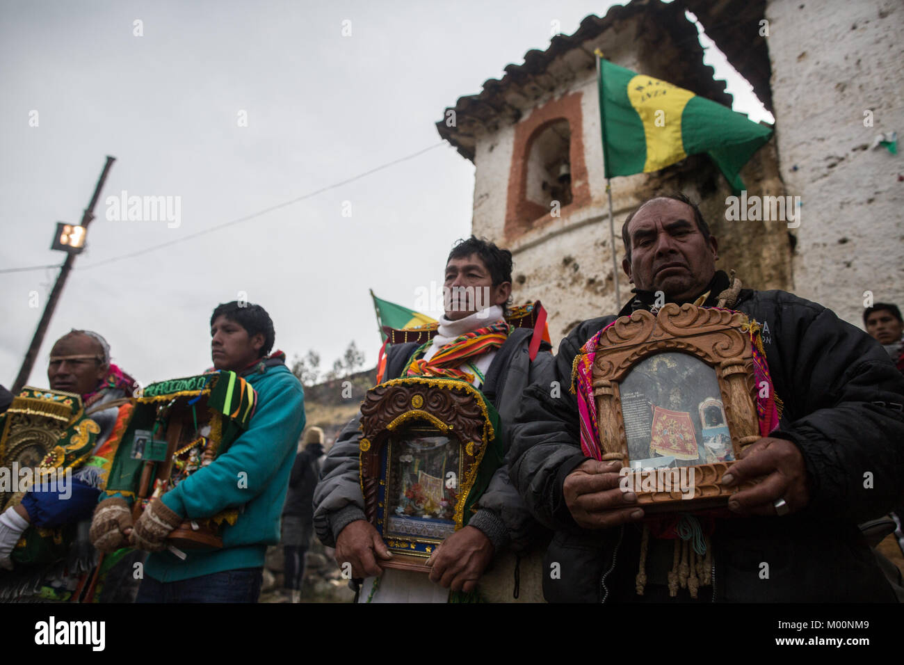 Cusco, Peru. 29th Dec, 2017. Patterns of each nation carry images of the Lord of Qoyllur Riti in the Church of Mahuayani.Quyllur Rit'i or Star Snow Festival is a spiritual and religious festival held Annually at the Sinakara Valley in the Cusco Region of Peru. Groups of Quero indigenous people climb Ausangate Mountain, at 6362m, in search of the Snow Star Which is reputedly buried Within the mountain.According to the chroniclers, the Qoyllur Rit'i is the Christ that the Church sent painted on a rock at almost 5,000 meters above sea level. Sought to erase the worship of the Inca mountain Stock Photo