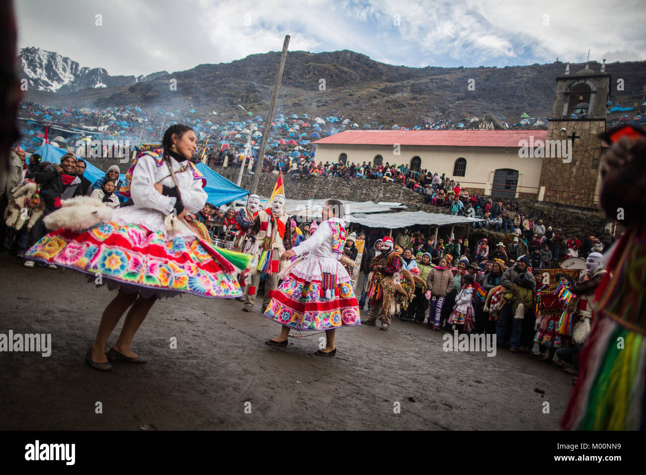 Cusco, Peru. 29th Dec, 2017. The main day in Qoyllurit'i is a true celebration, after having climbed the mountains and having waited for the sunrise in an ancestral ritual, the devotees, dancers and ukukus (guardians of the Lord of Qoyllurit'i) descend to the esplanade where the temple remains In total there are more than 500 dances that participate in this custom, all belonging to the so-called nations, which are groups of parishioners who gather in different parts of the region to make a pilgrimage to the sanctuary.Quyllur Rit'i or Star Snow Festival is a spiritual and religious festiv Stock Photo