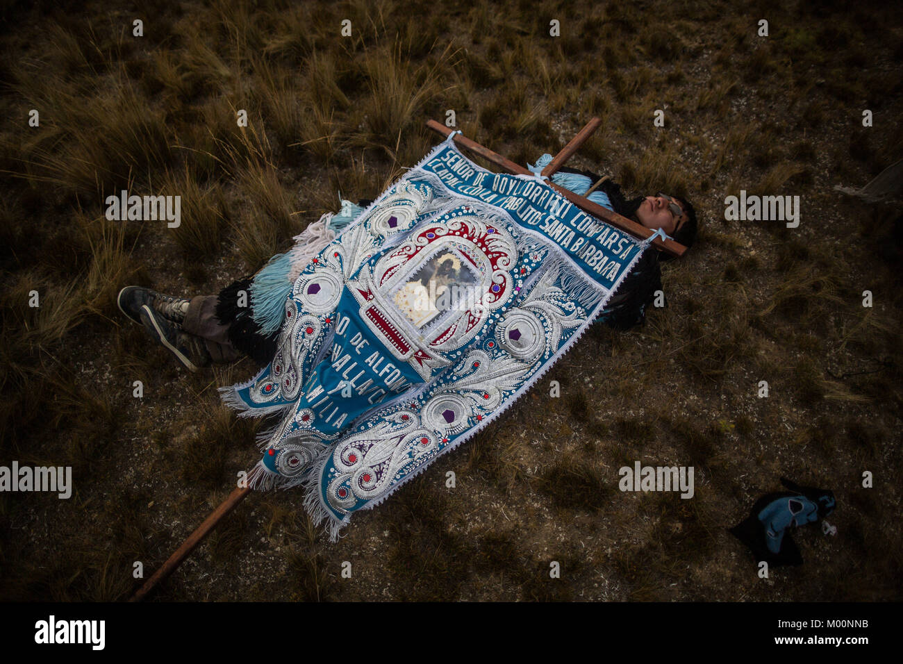 Cusco, Peru. 29th Dec, 2017. Member of the troupe of Canchis nation seen resting before performing the pilgrimage the hoyada of Sinancara to Mahuayani for the ceremony of Into Alavado.Quyllur Rit'i or Star Snow Festival is a spiritual and religious festival held Annually at the Sinakara Valley in the Cusco Region of Peru. Groups of Quero indigenous people climb Ausangate Mountain, at 6362m, in search of the Snow Star Which is reputedly buried Within the mountain.According to the chroniclers, the Qoyllur Rit'i is the Christ that the Church sent painted on a rock at almost 5,000 meters ab Stock Photo