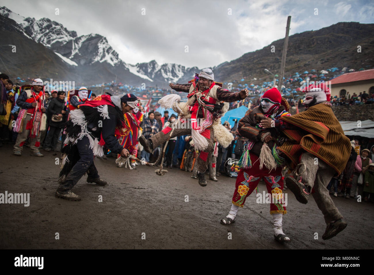 Cusco, Peru. 29th Dec, 2017. The main day in Qoyllurit'i is a true celebration, after having climbed the mountains and having waited for the sunrise in an ancestral ritual, the devotees, dancers and ukukus (guardians of the Lord of Qoyllurit'i) descend to the esplanade where the temple remains In total there are more than 500 dances that participate in this custom, all belonging to the so-called nations, which are groups of parishioners who gather in different parts of the region to make a pilgrimage to the sanctuary.Quyllur Rit'i or Star Snow Festival is a spiritual and religious festiv Stock Photo