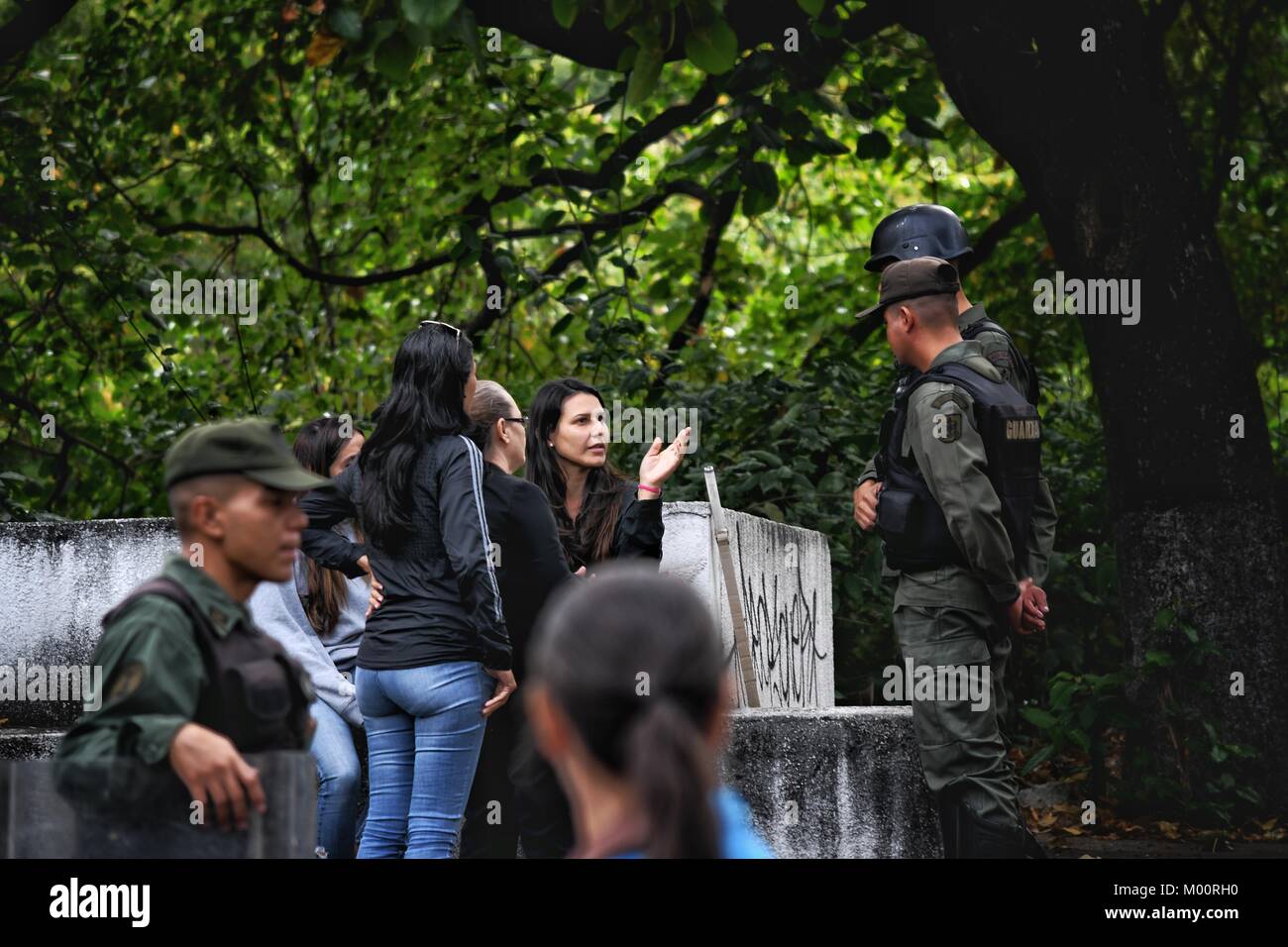 Caracas, Venezuela. 17th Jan, 2018. People seen arguing with the police as they try to enter the morgue.Officials of the National Guard prevent people and the press from being near the Morgue in Caracas. relatives of the Inspector of the Cicpc gone rogue, Oscar Perez, approached the place to look for the body. The inspector died after a controversial police operation carried out by the government of Nicolas Maduro, 7 people died with him. Credit: Roman Camacho/SOPA/ZUMA Wire/Alamy Live News Stock Photo