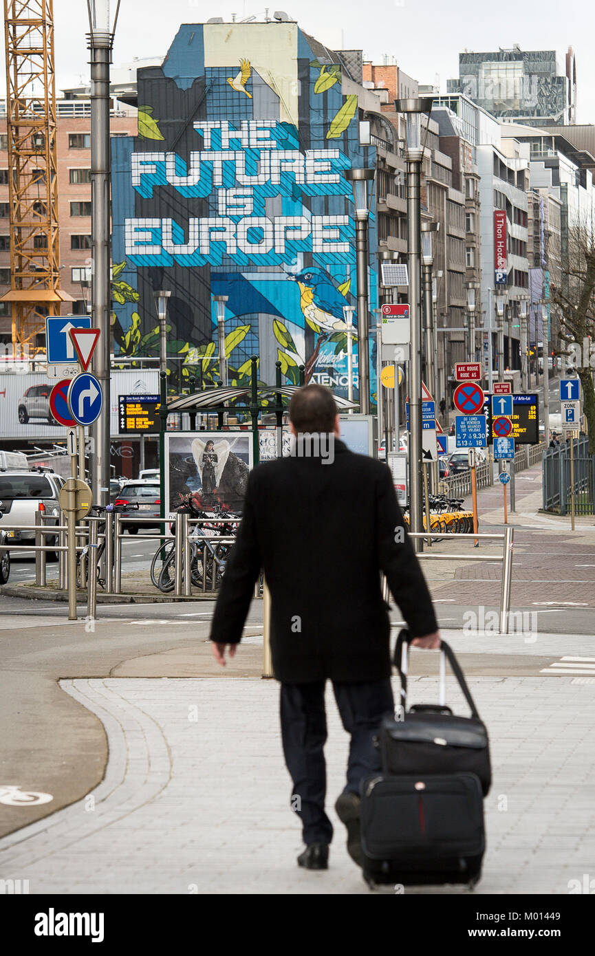 Brussels, Belgium. 18th Jan, 2018. Man with suitcase walk along the street with mural painting 'The Future is Europe' in front of European Commission headquarters building in Brussels, Belgium on 18.01.2018 by Wiktor Dabkowski | usage worldwide Credit: dpa/Alamy Live News Stock Photo