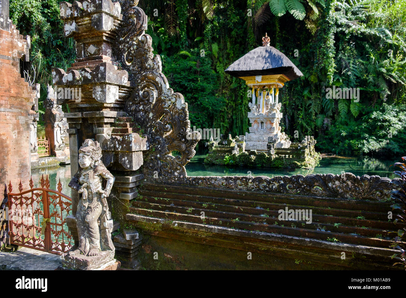 Statue and 'candi bentar' (split gate) with pond shrine at Pura Gunung Kawi Sebatu, a temple near Ubud, Bali, Indonesia. Stock Photo