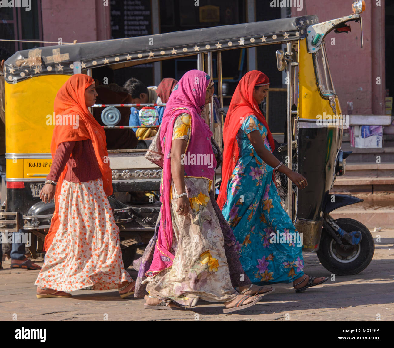Indian woman in colorful saree, Jodhpur, Rajasthan, India Stock Photo ...