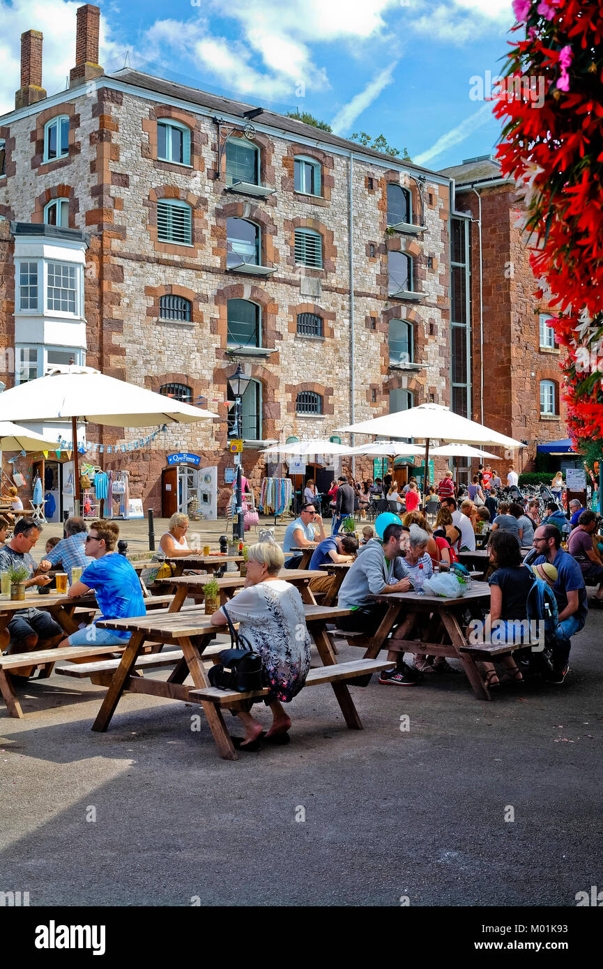 Pub outdoor seating hires stock photography and images Alamy