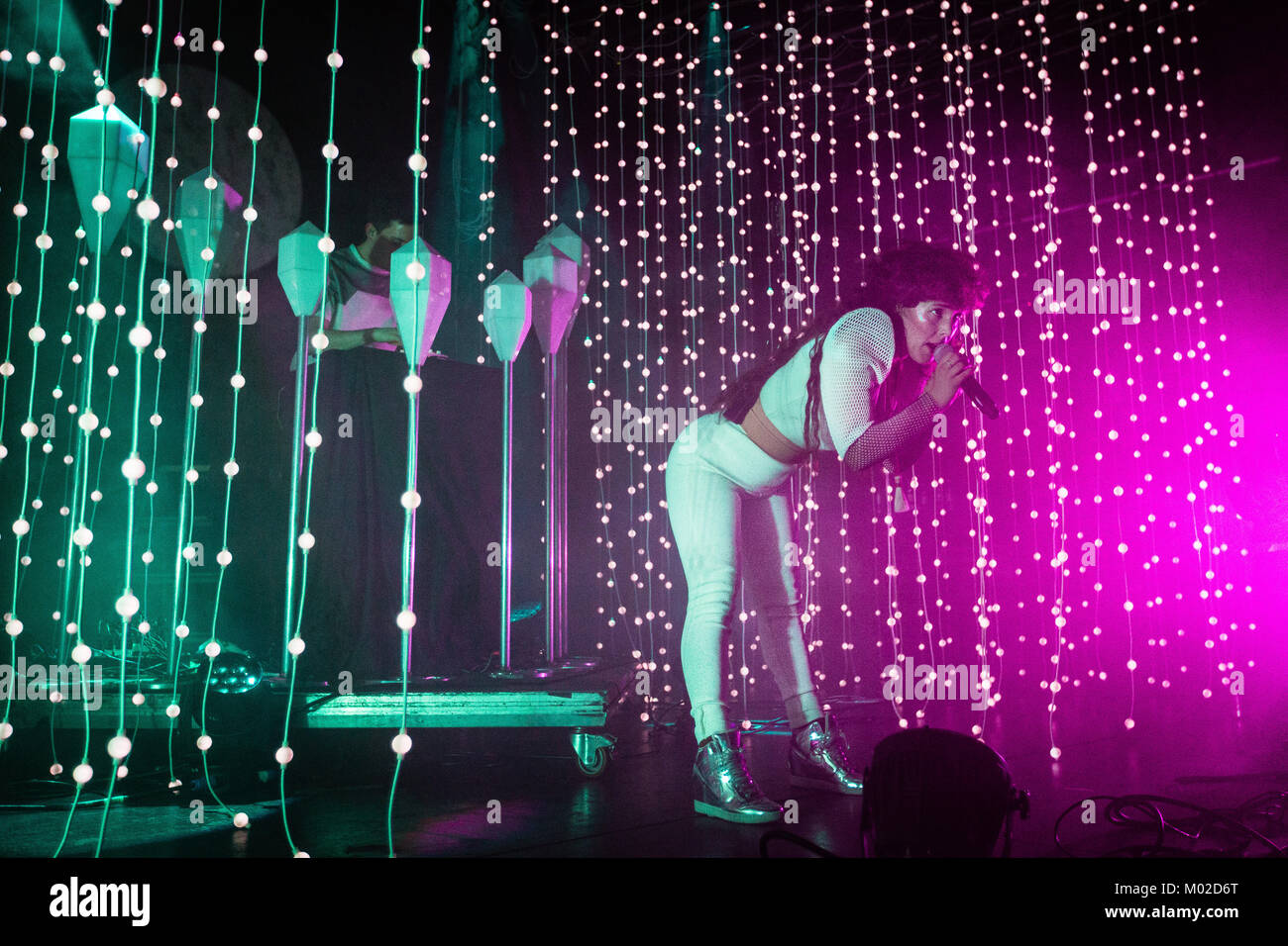The Dreamy, Hypnotic, Sound-and-Sight Experience of Purity Ring's Live  Music Lightshow