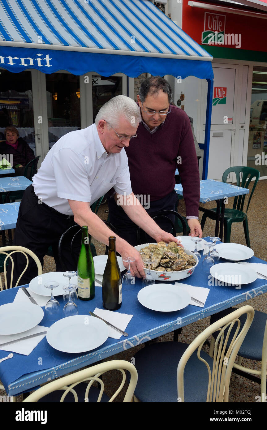 Fresh bowl of oysters served at Le Noroit restaurant, Barneville-Carteret, Manche department, Normandy, France Stock Photo