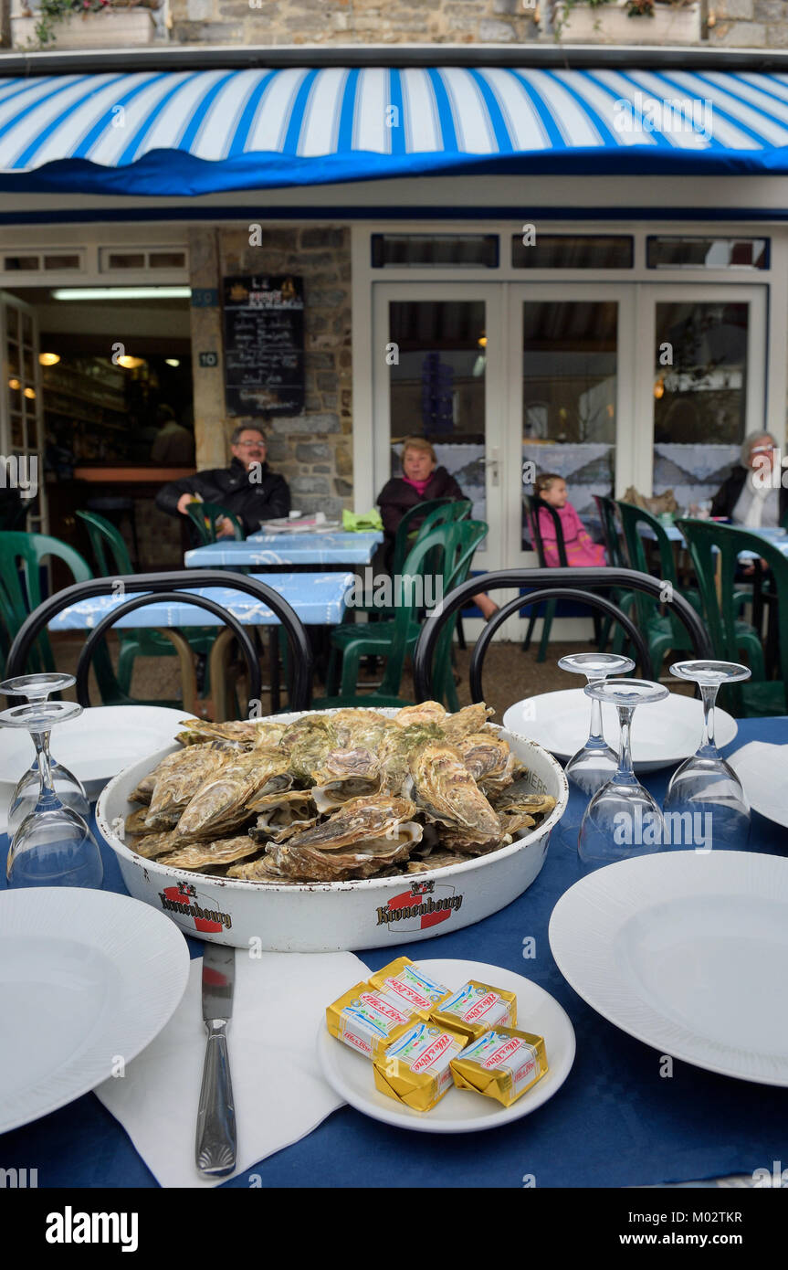 Fresh bowl of oysters served at Le Noroit restaurant, Barneville-Carteret, Manche department, Normandy, France Stock Photo