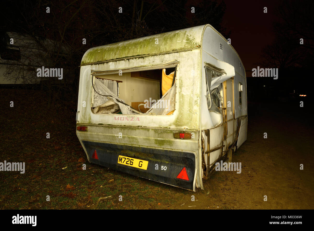 Zerstoerter Wohnwagen ohne Fenster bei Nacht: DEUTSCHLAND, BERLIN, NEUKOELLN, (c) J.A.Fischer Stock Photo