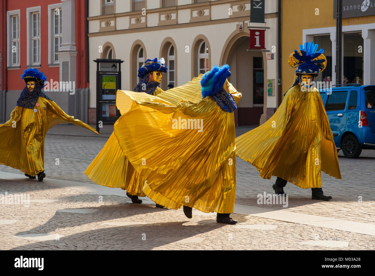 Traditional venetian costumes hi-res stock photography and images - Alamy