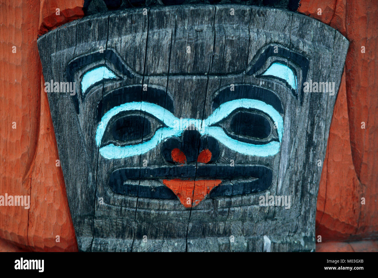Detail of Tlingit Totem Pole, Haines, Alaska, USA / Tlingit Indians | Detail eines Totempfahls der Tlingit-Indianer an Hauswand, Haines, Alaska, USA Stock Photo