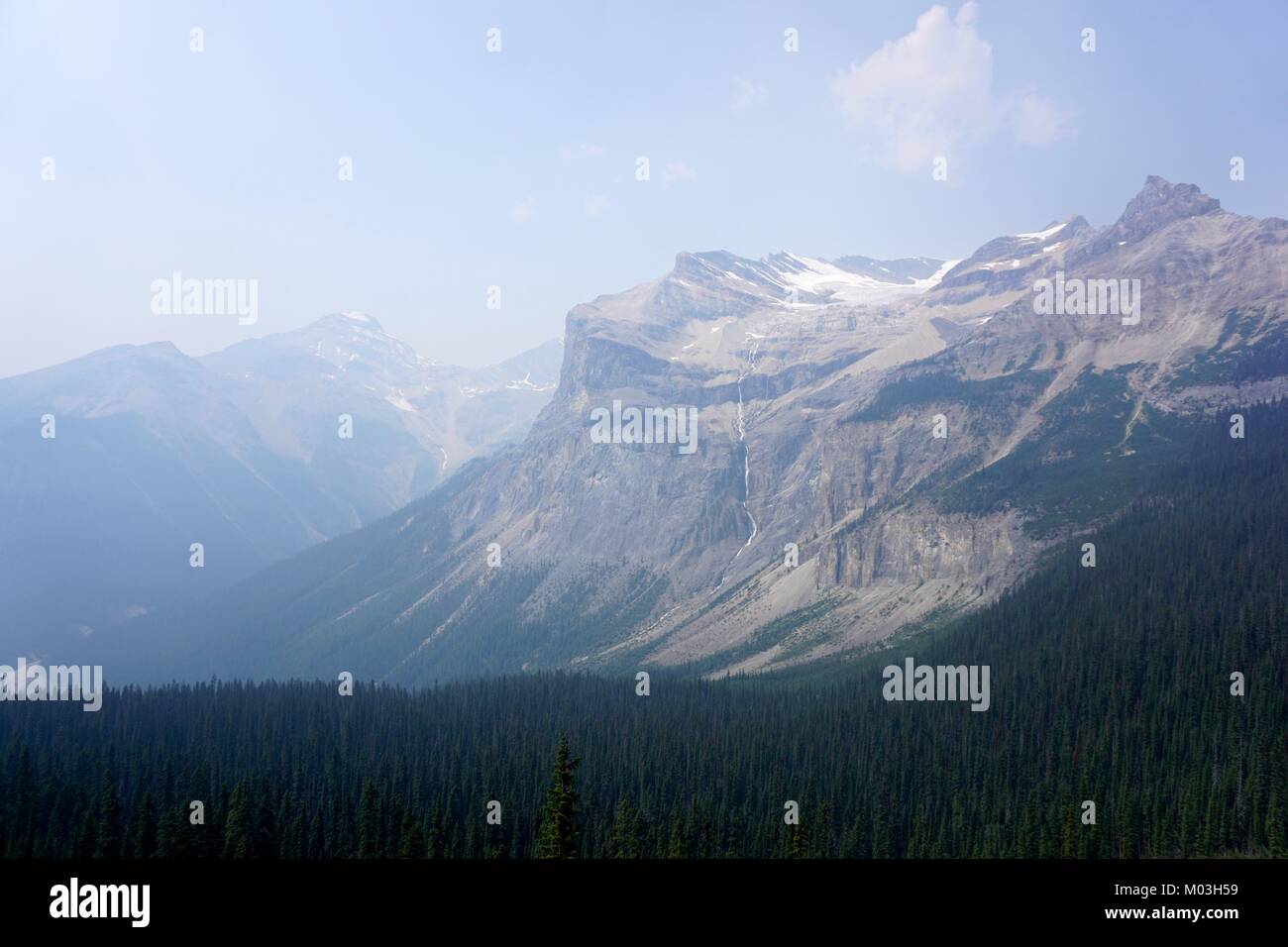 Yoho national park view mountains hi-res stock photography and images ...