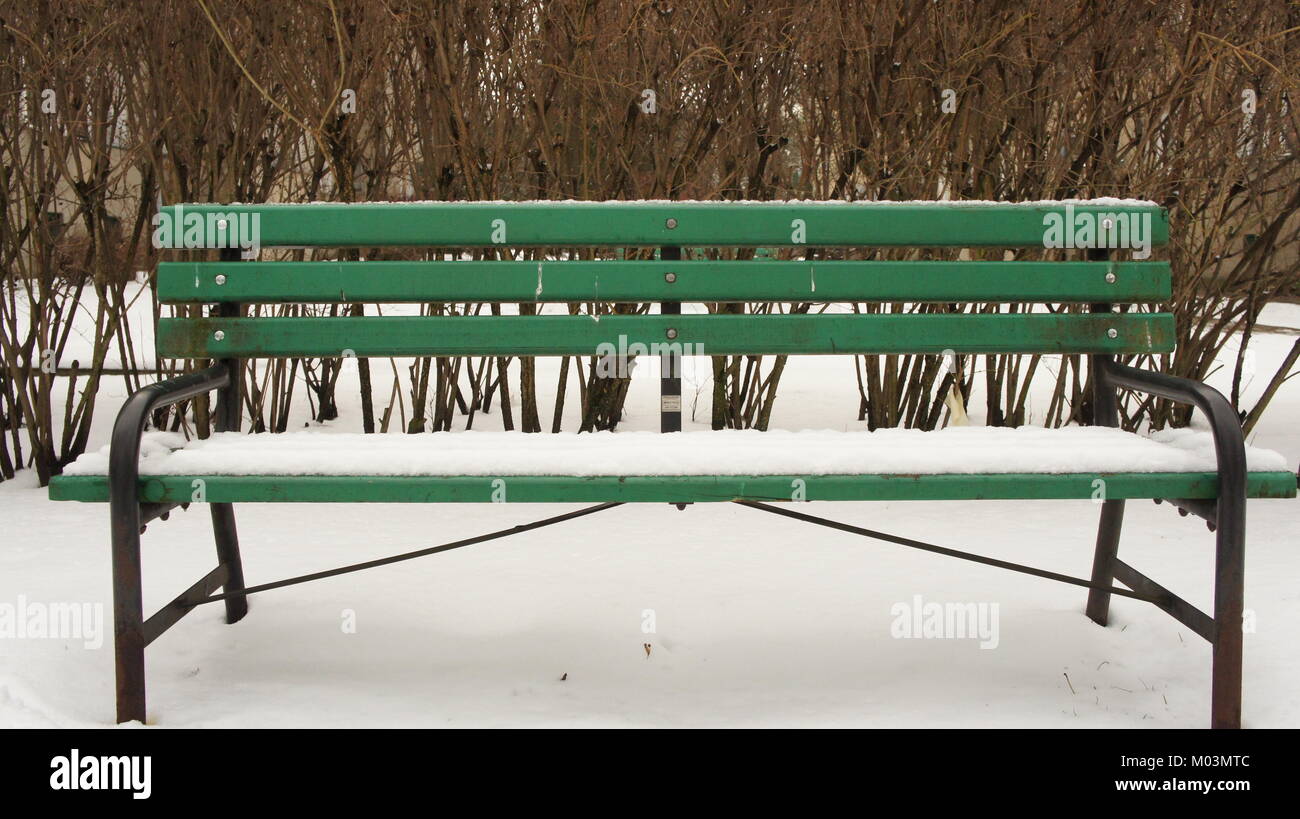 Snow on the bench in winter in park Stock Photo - Alamy
