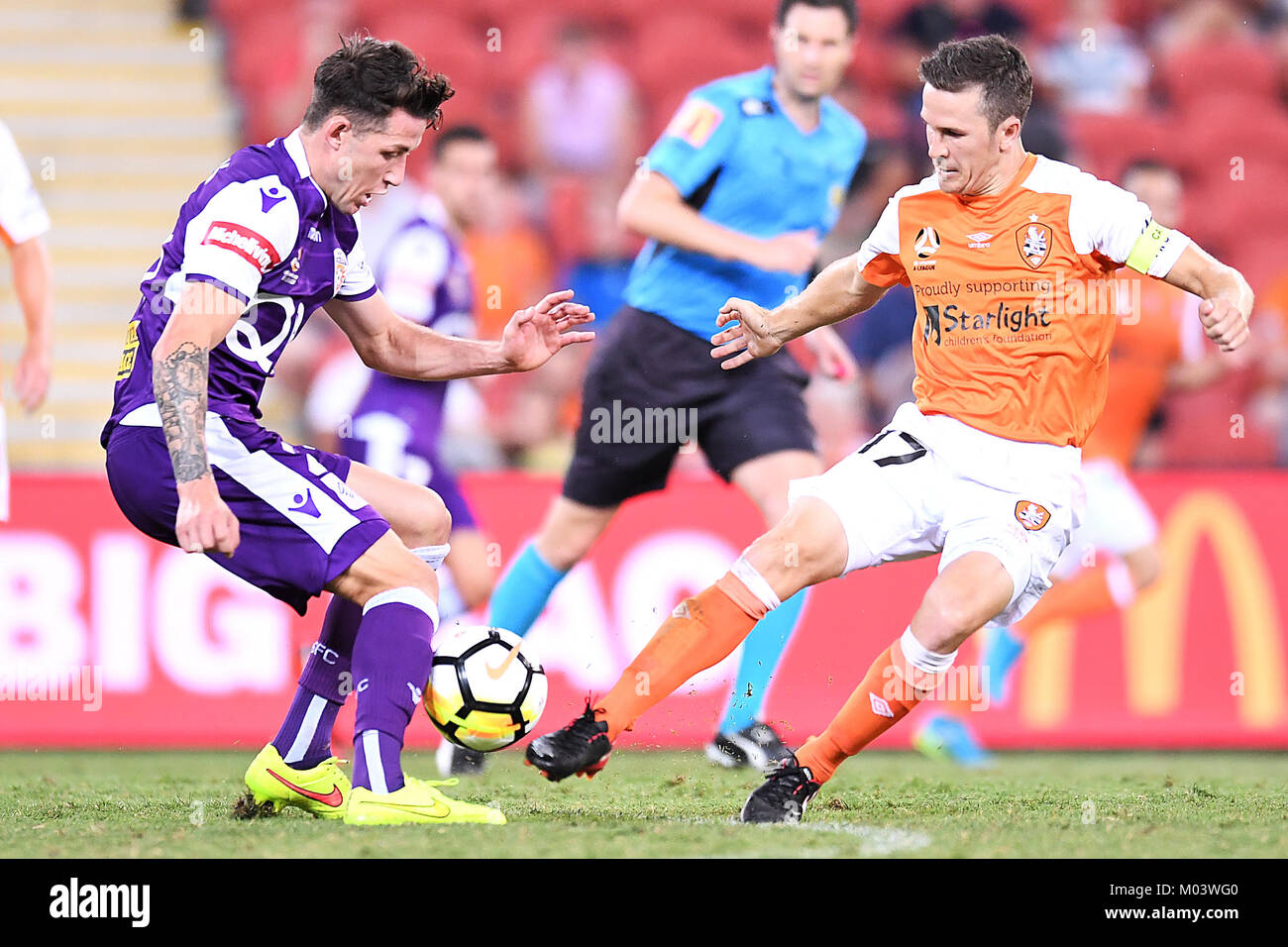 Brisbane, QUEENSLAND, AUSTRALIA. 18th Jan, 2018. Scott Neville of the Glory (#23, left) and Matt McKay of the Roar (#17) compete for the ball during the round seventeen Hyundai A-League match between the Brisbane Roar and the Perth Glory at Suncorp Stadium on January 18, 2018 in Brisbane, Australia. Credit: Albert Perez/ZUMA Wire/Alamy Live News Stock Photo