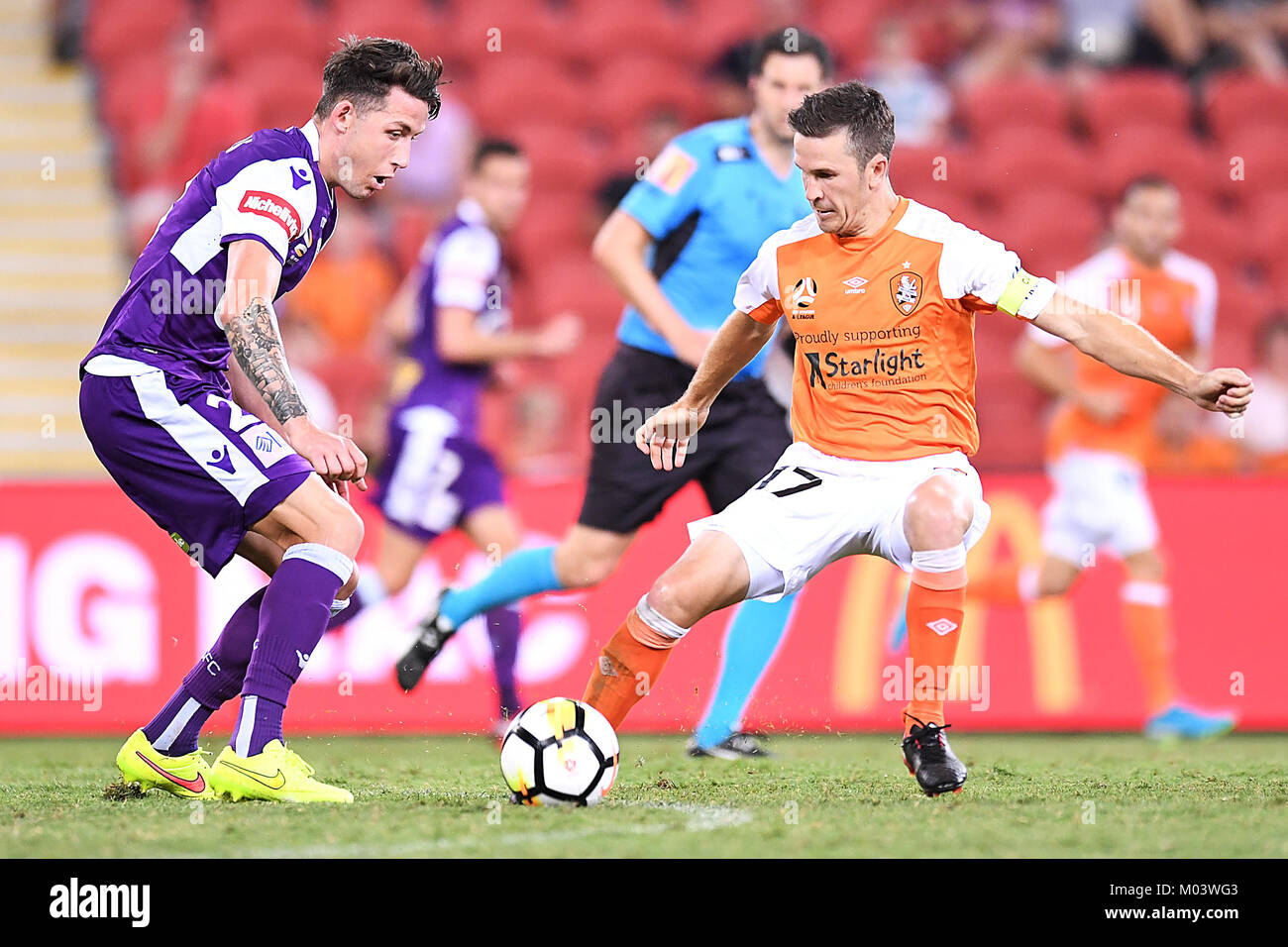 Brisbane, QUEENSLAND, AUSTRALIA. 18th Jan, 2018. Scott Neville of the Glory (#23, left) and Matt McKay of the Roar (#17) compete for the ball during the round seventeen Hyundai A-League match between the Brisbane Roar and the Perth Glory at Suncorp Stadium on January 18, 2018 in Brisbane, Australia. Credit: Albert Perez/ZUMA Wire/Alamy Live News Stock Photo