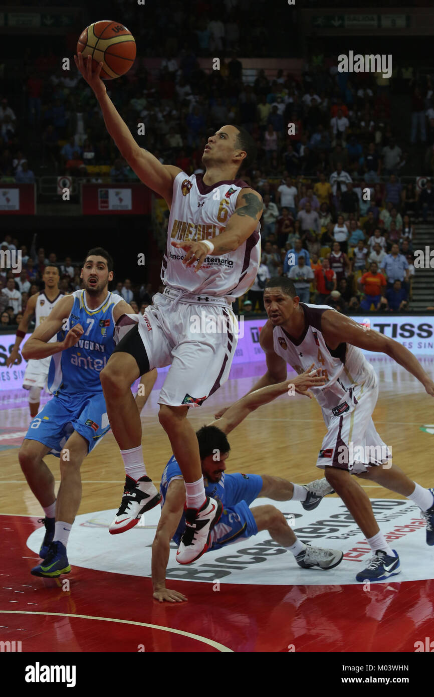 Caracas, Distrito Capital, Venezuela. 5th Sep, 2013. September 05, 2013. Player Heisler GuillÅ½n © tries to score, after scoring Leandro Garcia (on the ground), during the match of the second phase of the FIBA Americas Basketball pre World Cup 2013, in Caracas, Venezuela. Photo: Juan Carlos Hernandez Credit: Juan Carlos Hernandez/ZUMA Wire/Alamy Live News Stock Photo