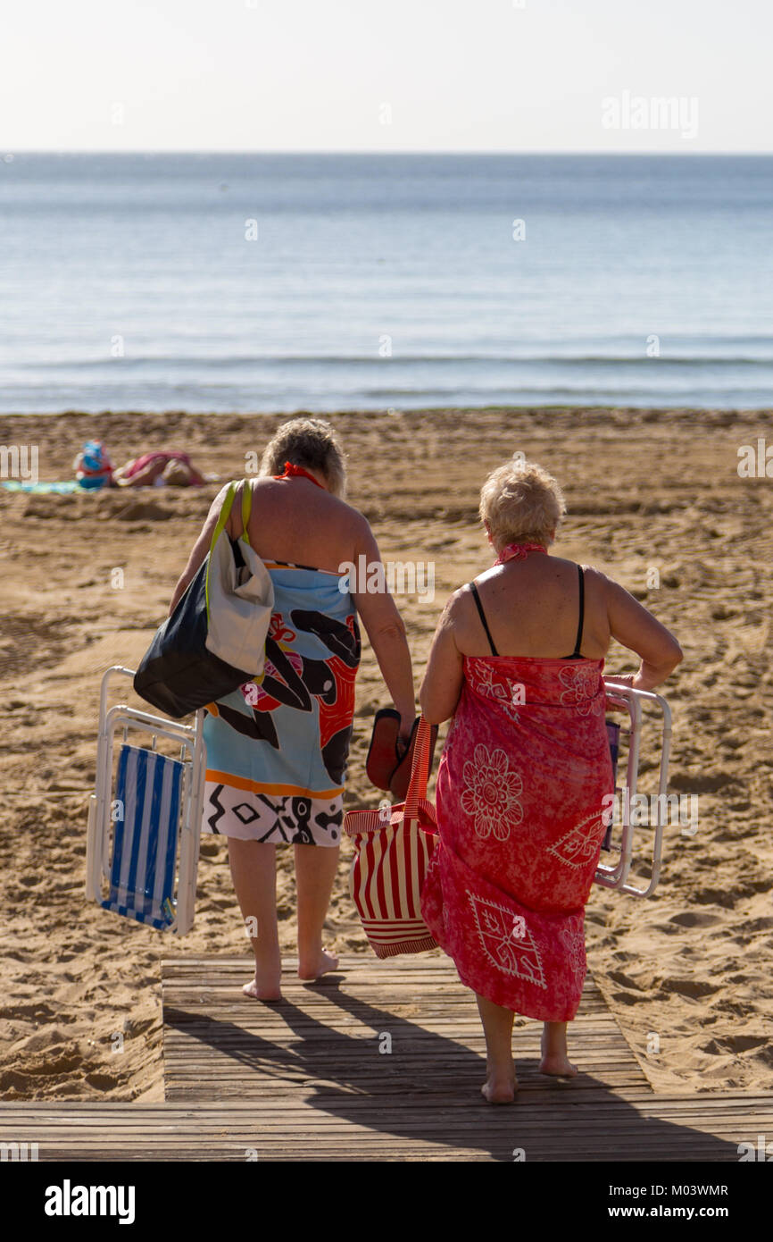 Levante Beach, Benidorm, Costa Blanca, Spain, 18 January 2018. British holidaymakers escape the cold weather in the UK. Tourists and locals enjoy the winter sun and daytime temperatures in the high 20's Celsius. Stock Photo